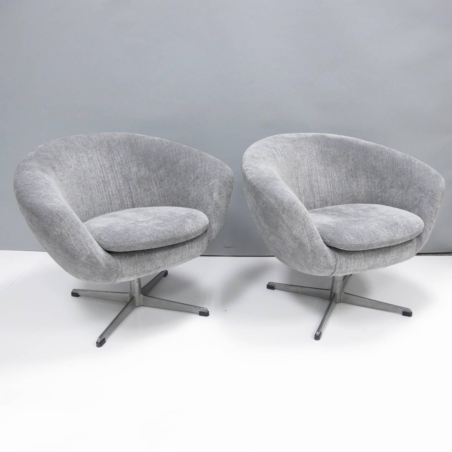 Elegant pair of swivel pod lounge chairs by Overman, Sweden, designed by Carl Eric Klote for the company. Lovely egg shape with four star pedestal metal base. Overman designs is noteworthy for the innovative use of expandable polystyrene foam as the