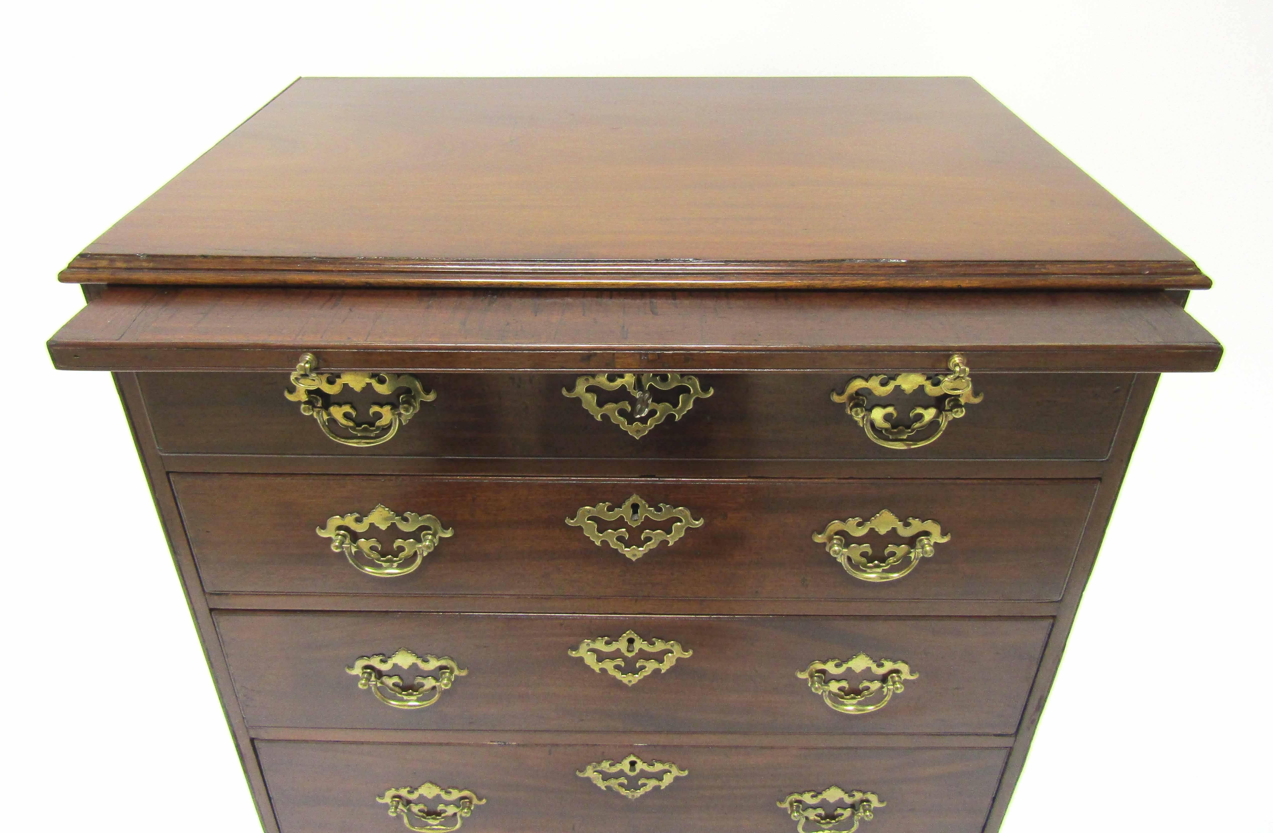 Fine Antique English George III Period Chippendale Mahogany Bachelor's Chest For Sale 1