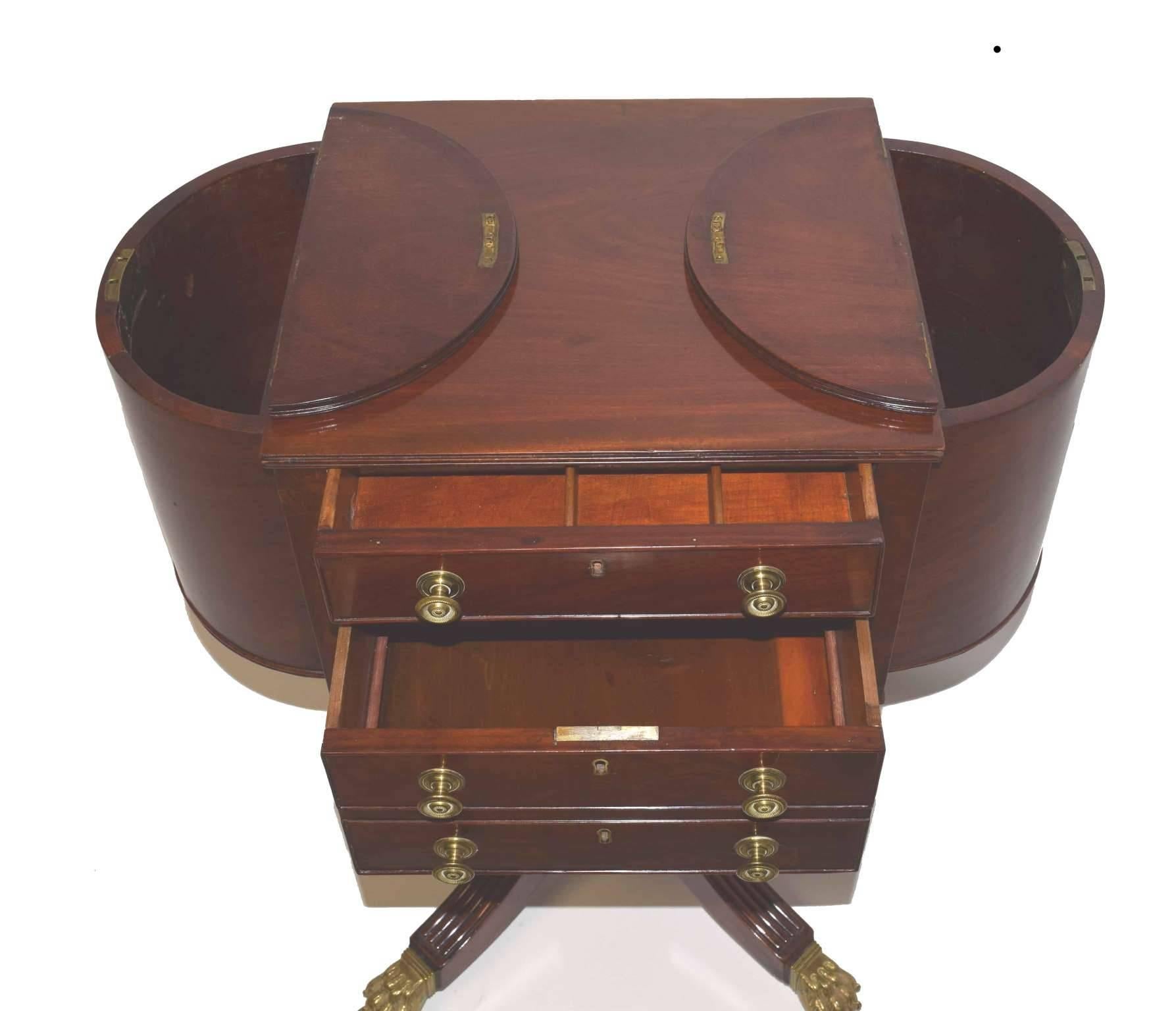 Antique American Federal Period Mahogany Side Table, circa 1810 In Good Condition For Sale In Houston, TX