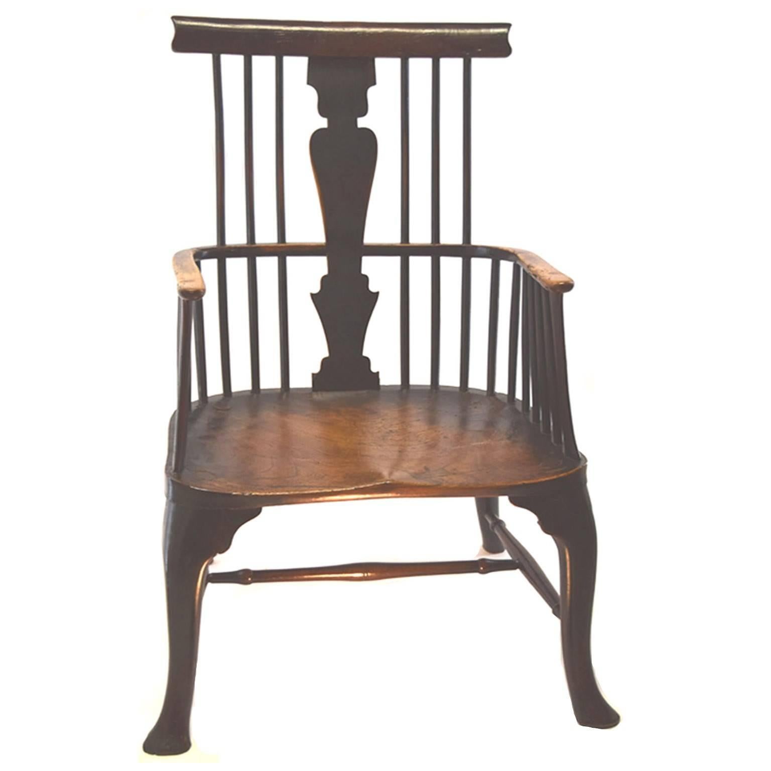 Rare antique English George III period yew wood and elm vasi-comb-back Windsor armchair, with a bowed top rail over spindle filled back centered by a vase-shaped splat, one over the other, the latter extending to the arms, raised on cabriole legs