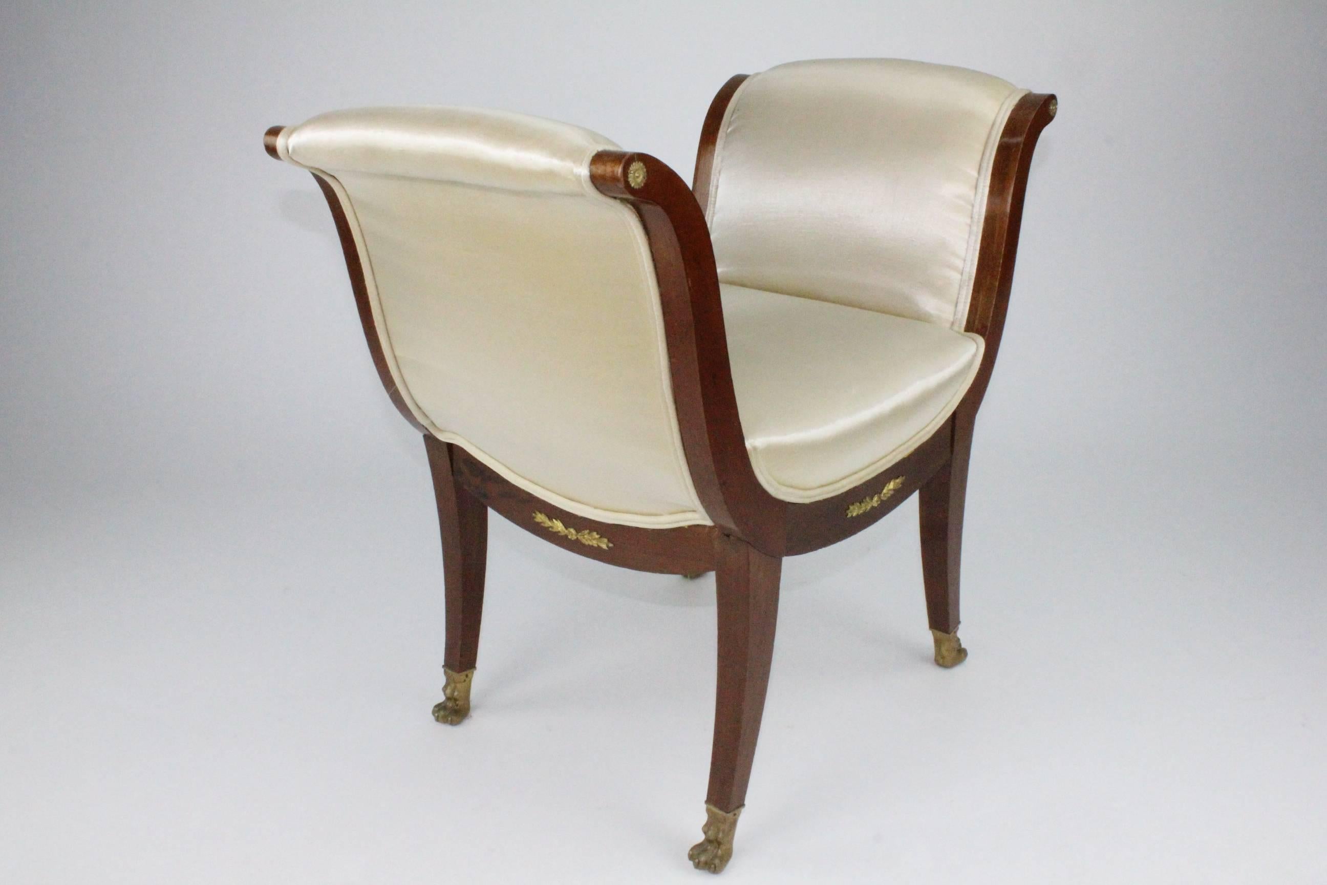 A very stylish and elegant 19th century model. Newly upholstered in cream white/yellow fabric. The mahogany frame is in a good unrestored condition. This stool/banquette is free standing and will make a great impression.