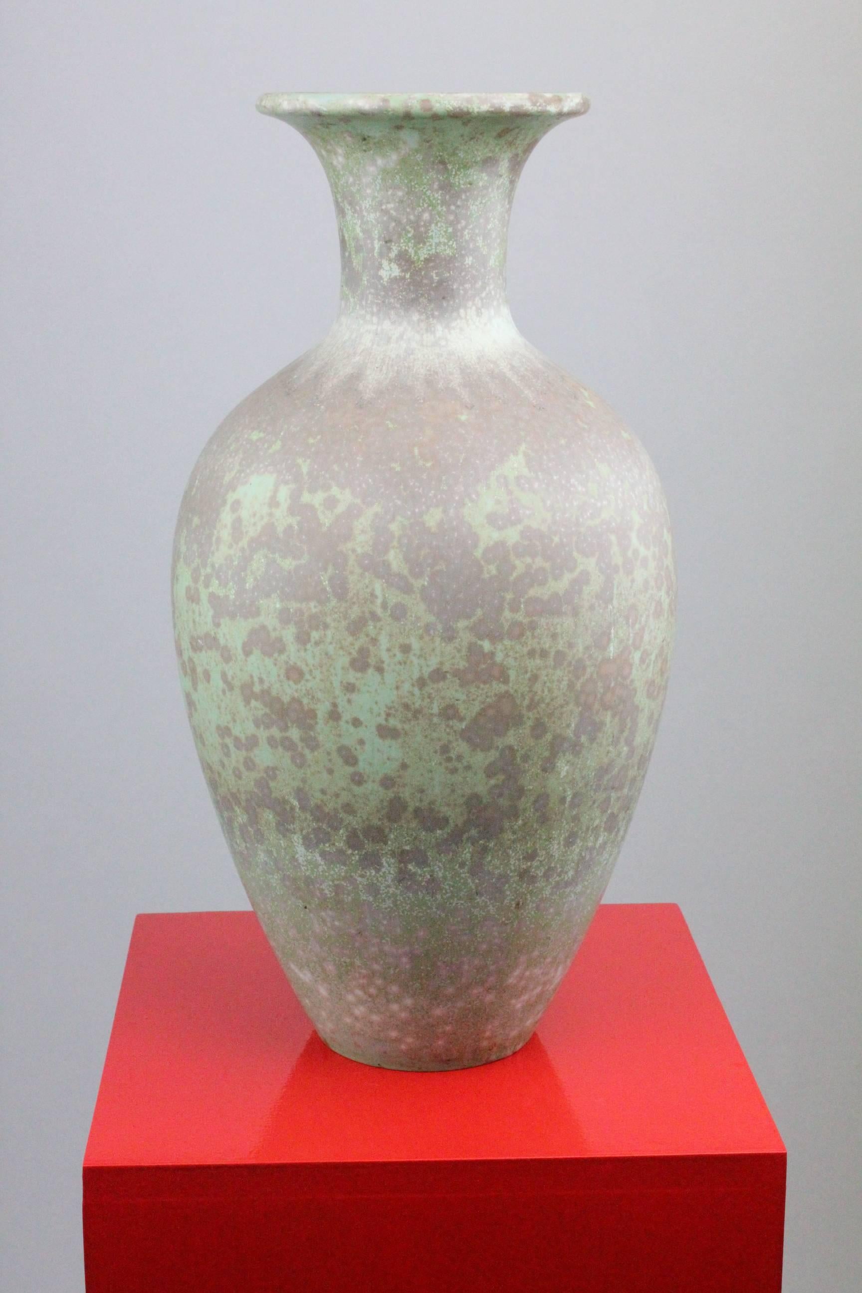 A large ceramic vase by Gunnar Nylund. Multicolored speckled glaze. Signed and in an excellent condition.