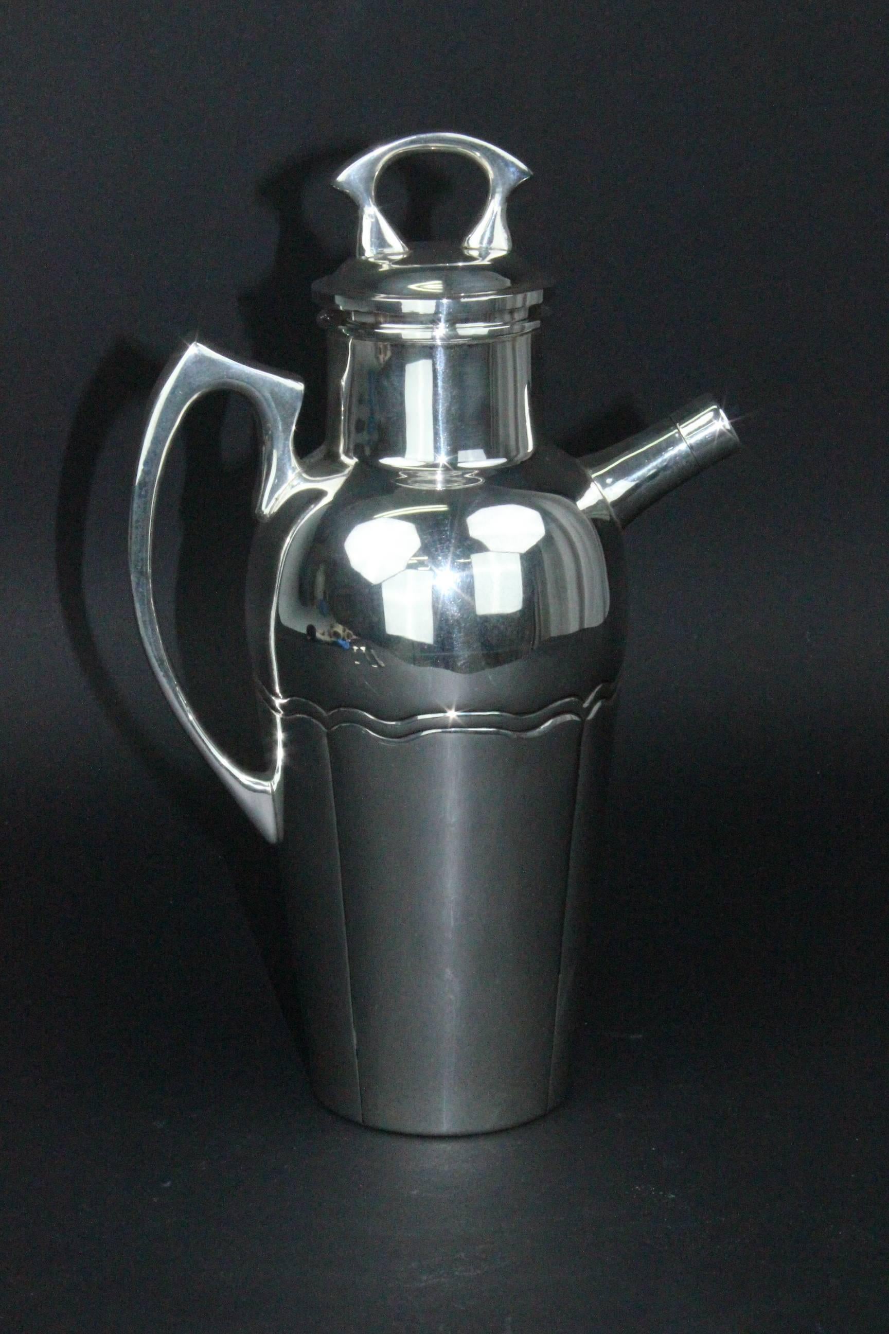 A large and heavy sterling silver cocktail shaker. Fully marked and signed by Juvento Lopez Reyes Mexico, mid-20th century. Good condition and in full working order. Item weight 34,7 oz (983gram).