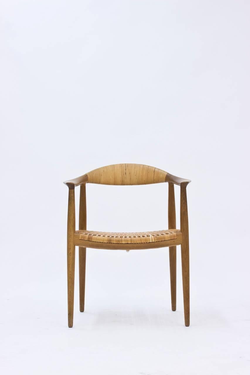 The beautifully designed and crafted "The Chair" by Hans Wegner, led to the first foreign report on Danish design in the American Interiors Magazine. Later, two "The Chair" were used to seat John F. Kennedy and Richard Nixon in