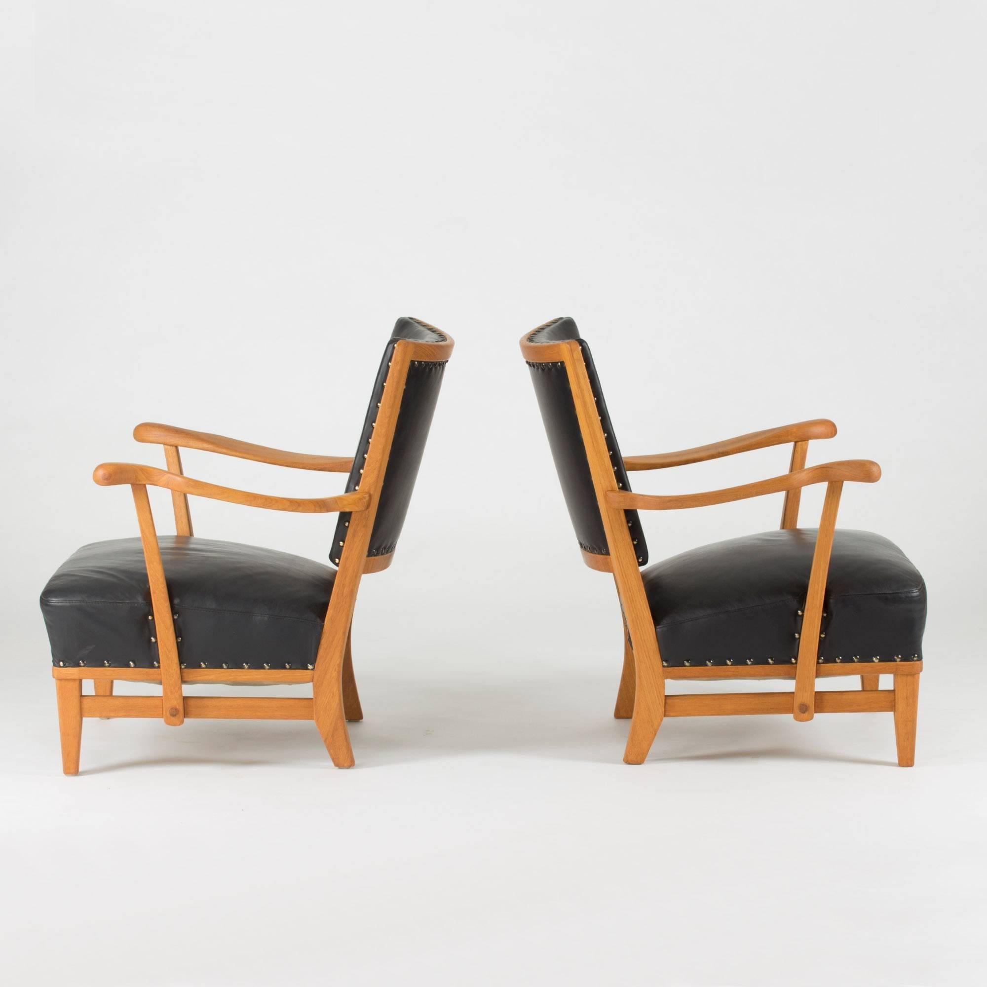 Elegant, stately lounge chairs designed by Elias Svedberg in 1939 for the interior of the cooperative housing company HSB’s headquarters. Masterfully executed by hand at HSB: Own workshop, Sparreholms Snickerifabrik. Made from mahogany with