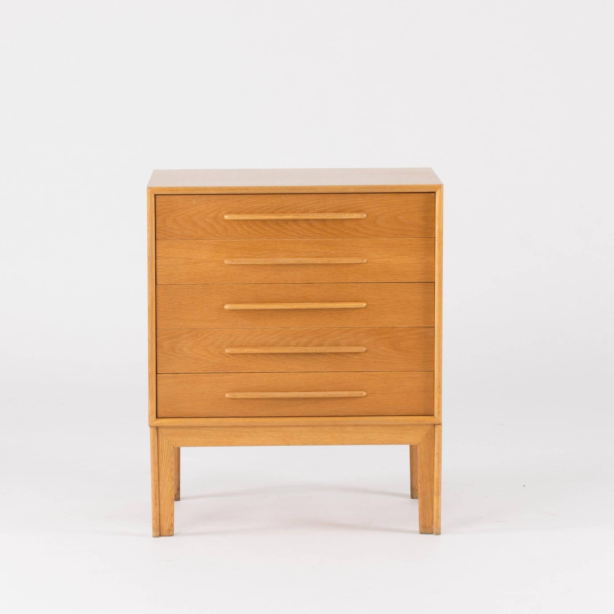Oak chest of drawers by Alf Svensson with five drawers. Nicely sculpted legs and great handles that are hollowed out from underneath for a perfect grip.