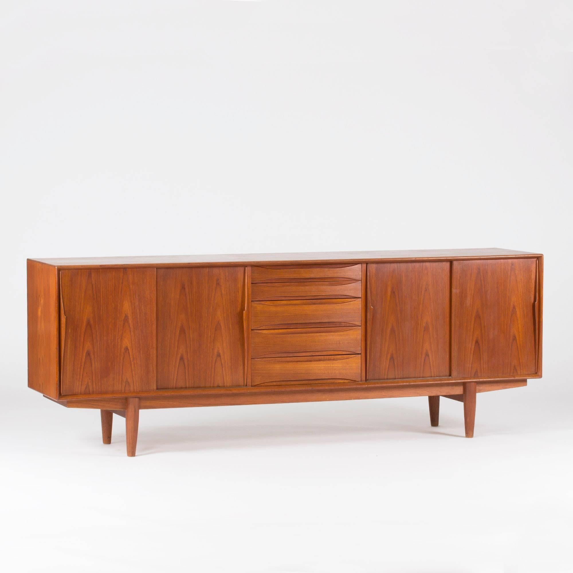 Teak sideboard from Skovby Møbelfabrik with beautiful sculptural handles and drawers. Warm teak that creates a wonderful pattern on the fronts.