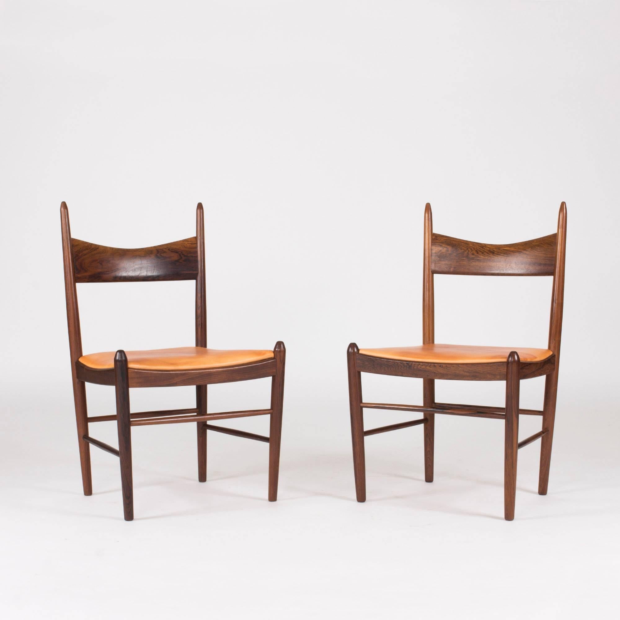 Set of ten stunning rosewood dining chairs in a bold design by H. Vestervig Eriksen, executed in beautiful rosewood and luxurious nude leather. The wood grain and nuance vary subtly between the chairs, emphasizing the craftsmanship in the making of