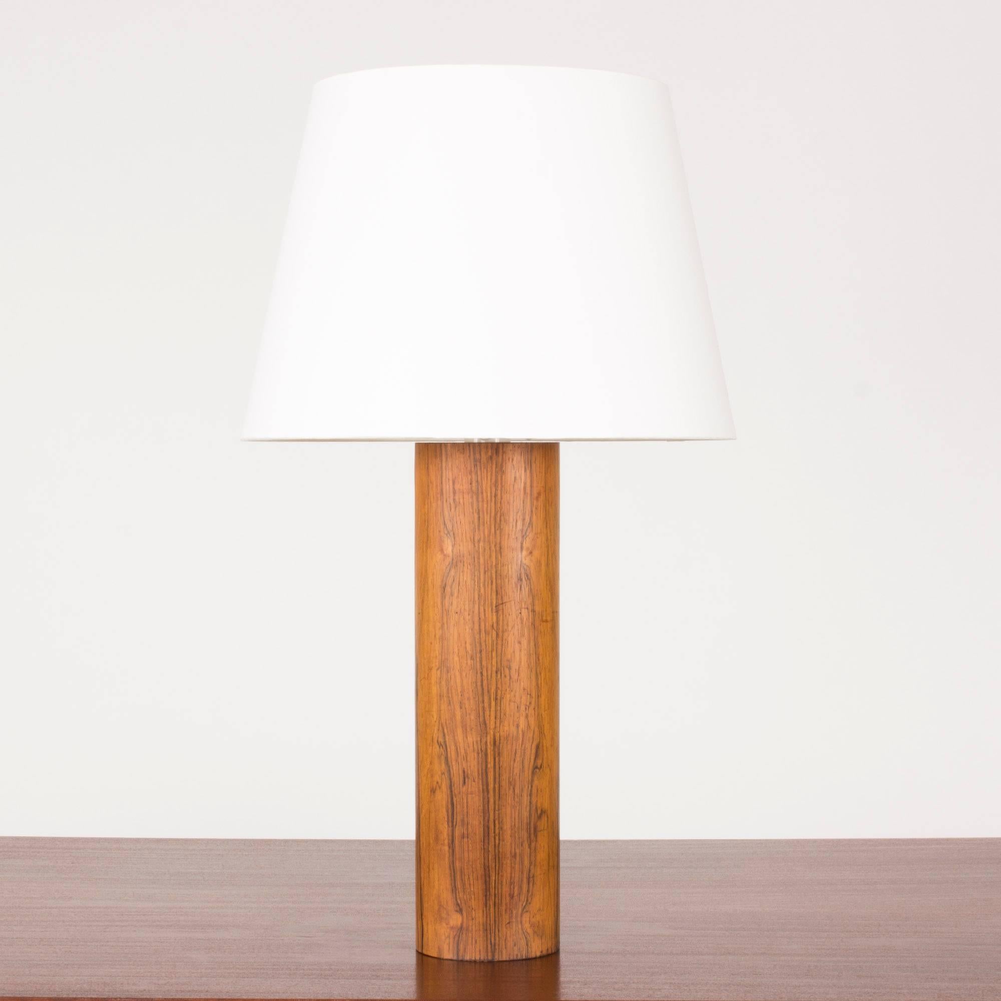 Very cool table lamp by Uno & Östen Kristiansson, with a solid rosewood base. Tall size and great wood grain.

Base measures 10 cm in diameter.