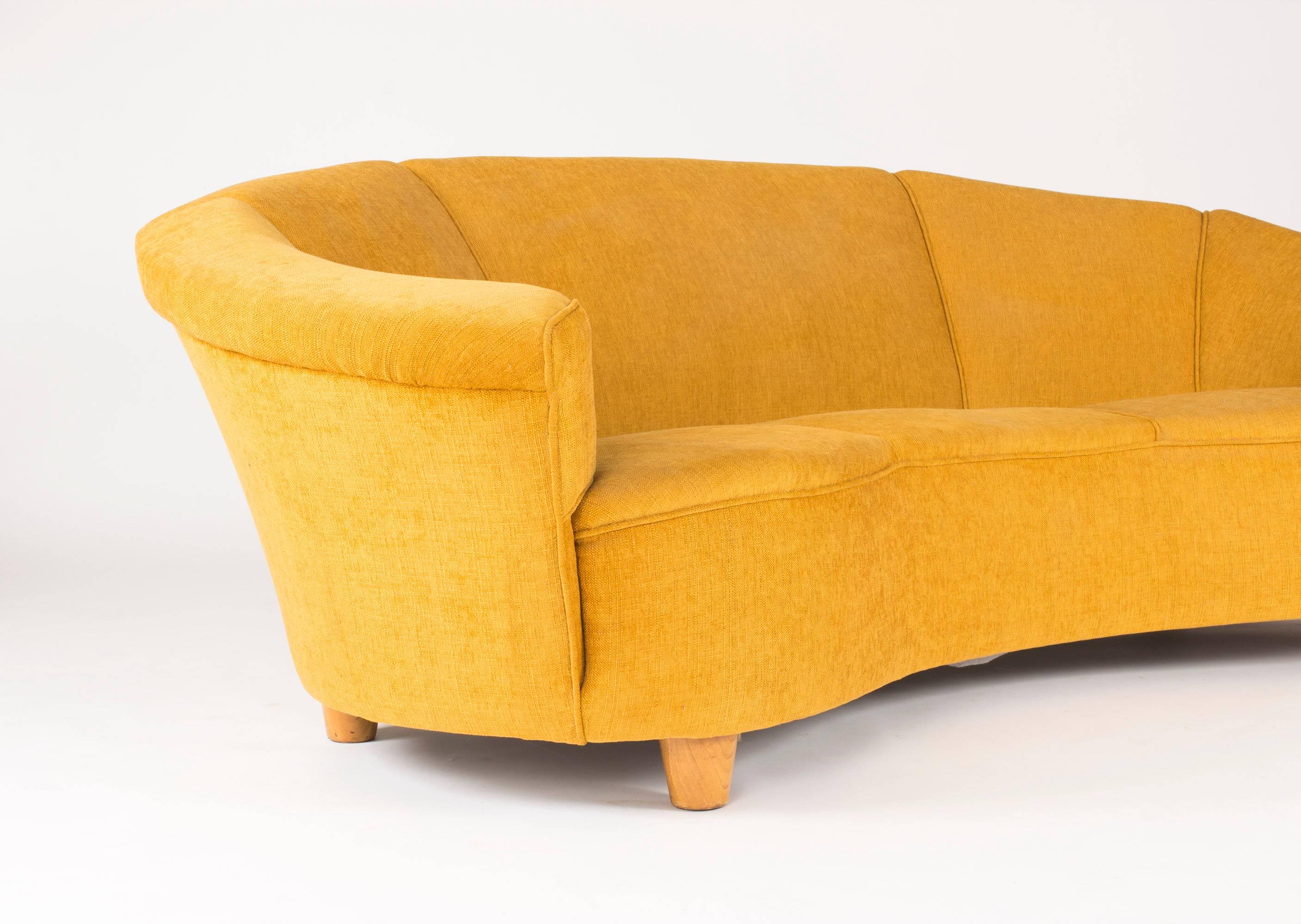 Gebogenes Dreisitzer-Sofa im Stil von Otto Schulz  (Schwedisch) im Angebot