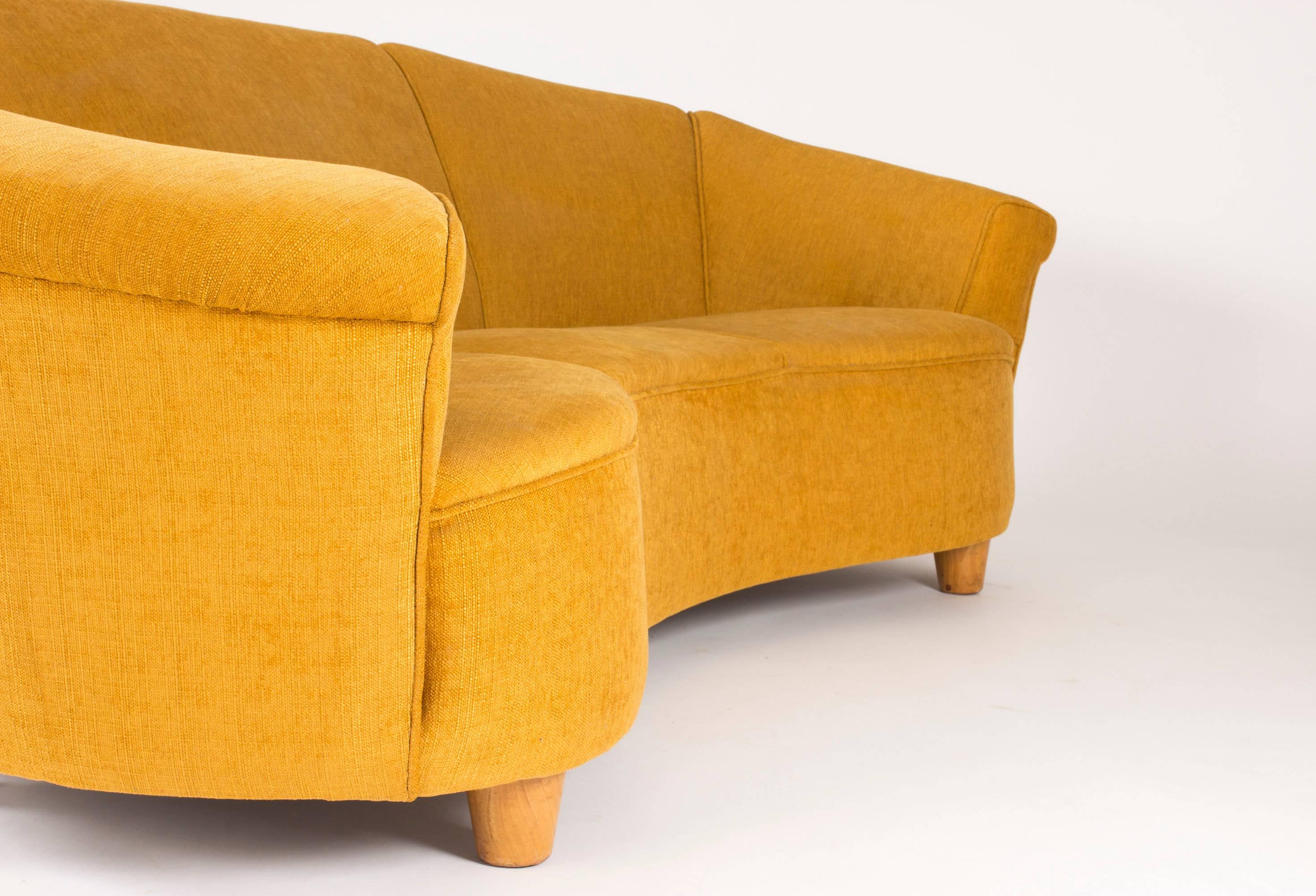 Gebogenes Dreisitzer-Sofa im Stil von Otto Schulz  (Baumwolle) im Angebot