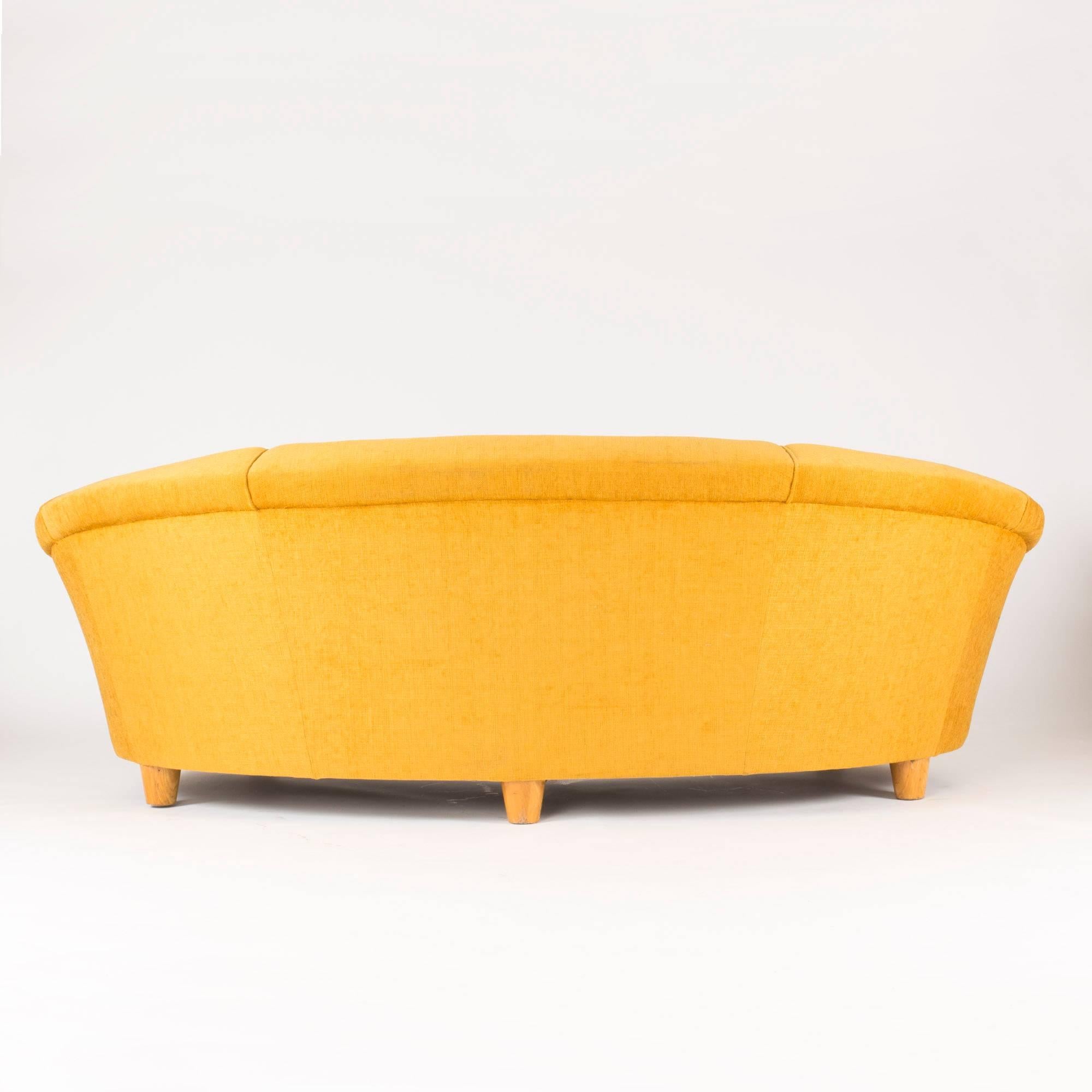 Gebogenes Dreisitzer-Sofa im Stil von Otto Schulz  (Skandinavische Moderne) im Angebot
