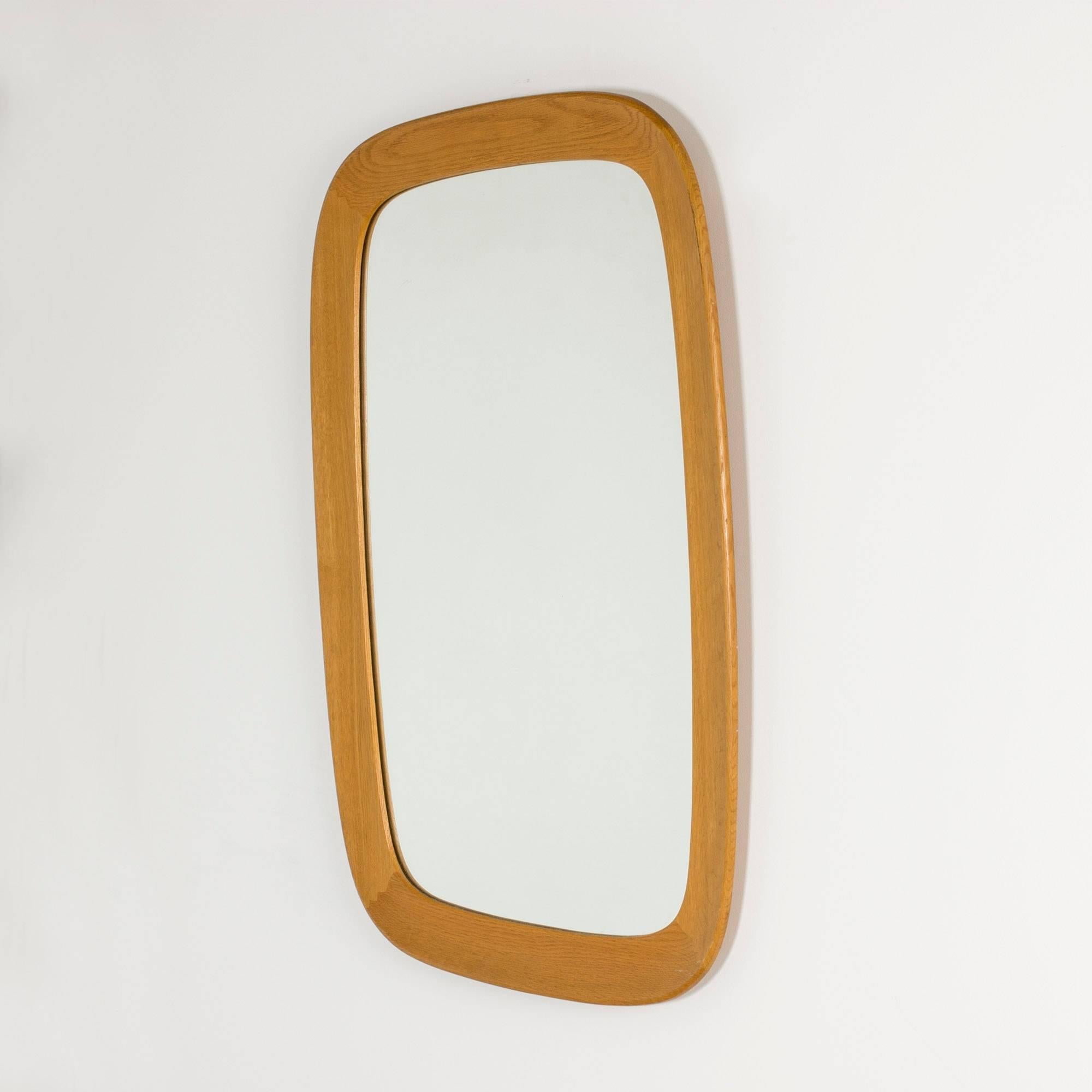 Large oak wall mirror from Fröseke, with rounded corners. Slightly concave design of the frame, nice zigzag joinery.