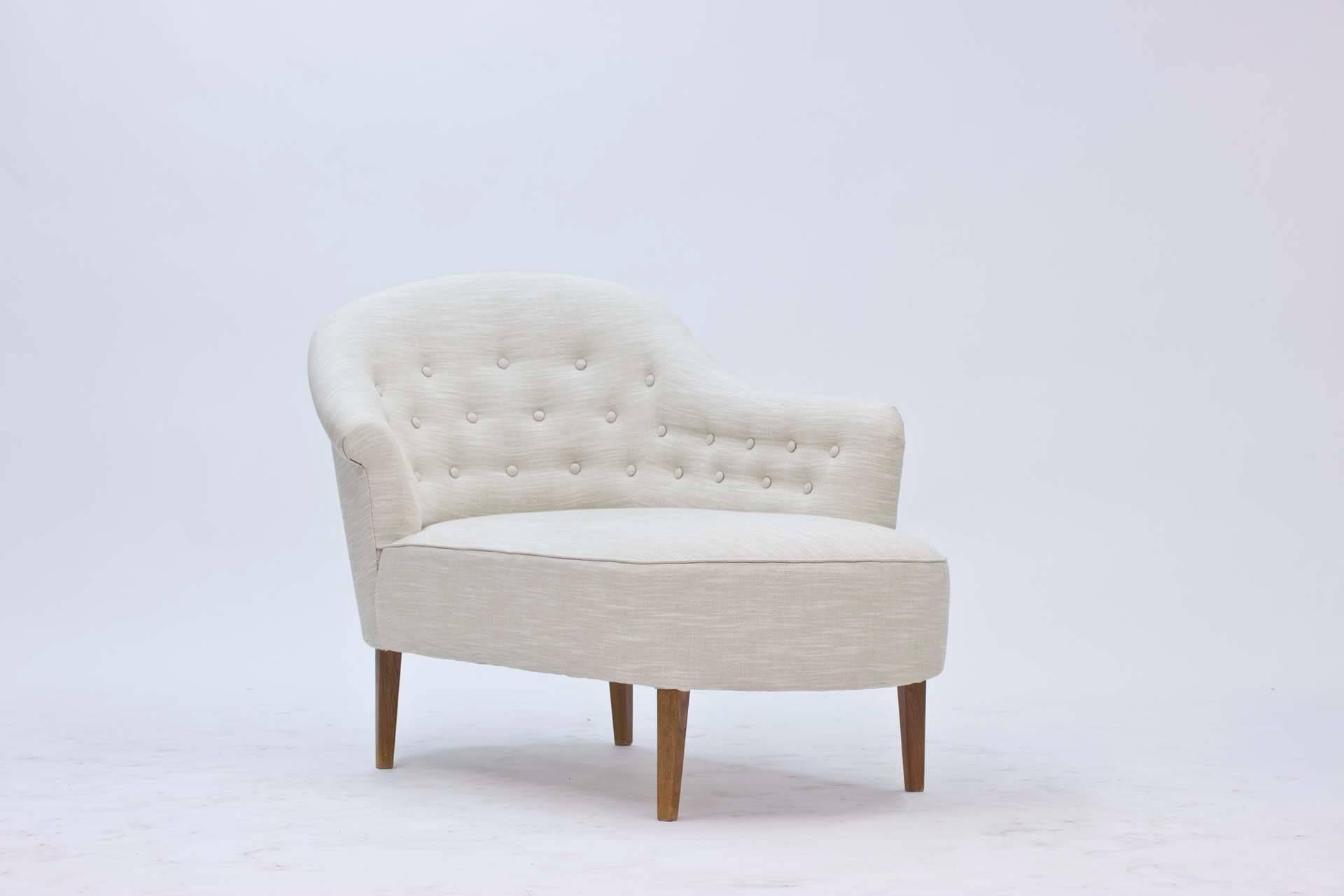 Graceful and beautiful chaise lounge, made in Sweden in the 1950s and upholstered in high quality linen fabric. A pair is available.