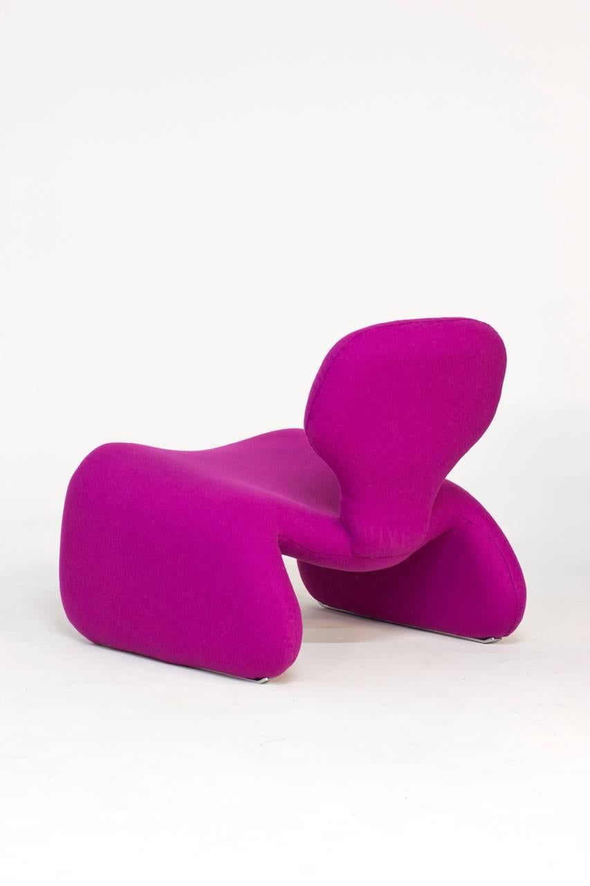 “Djinn” lounge chair by Olivier Mourgue, reupholstered in hot purple wool fabric from Kvadrat. The “Djinn” series is perhaps the pinnacle of Space Age design. Designed in 1965, it caught the eye of Stanley Kubrick who used the furniture to symbolize