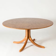 Mesa de comedor sueca de nogal de mediados de siglo, diseñada por Josef Frank, Firma Svenskt Tenn, década de 1950