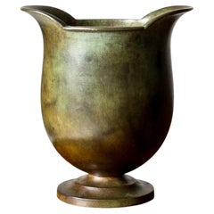 Vase sur pied de style moderniste suédois en bronze patiné, de la marque GAB, années 1930