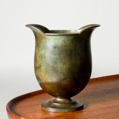 Vase sur pied de style moderniste suédois en bronze patiné, de la marque GAB, années 1930