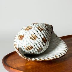 Scultura in gres a forma di conchiglia della metà del secolo, opera di Gunnar Nylund, Rörstrand, Svezia, anni ’40