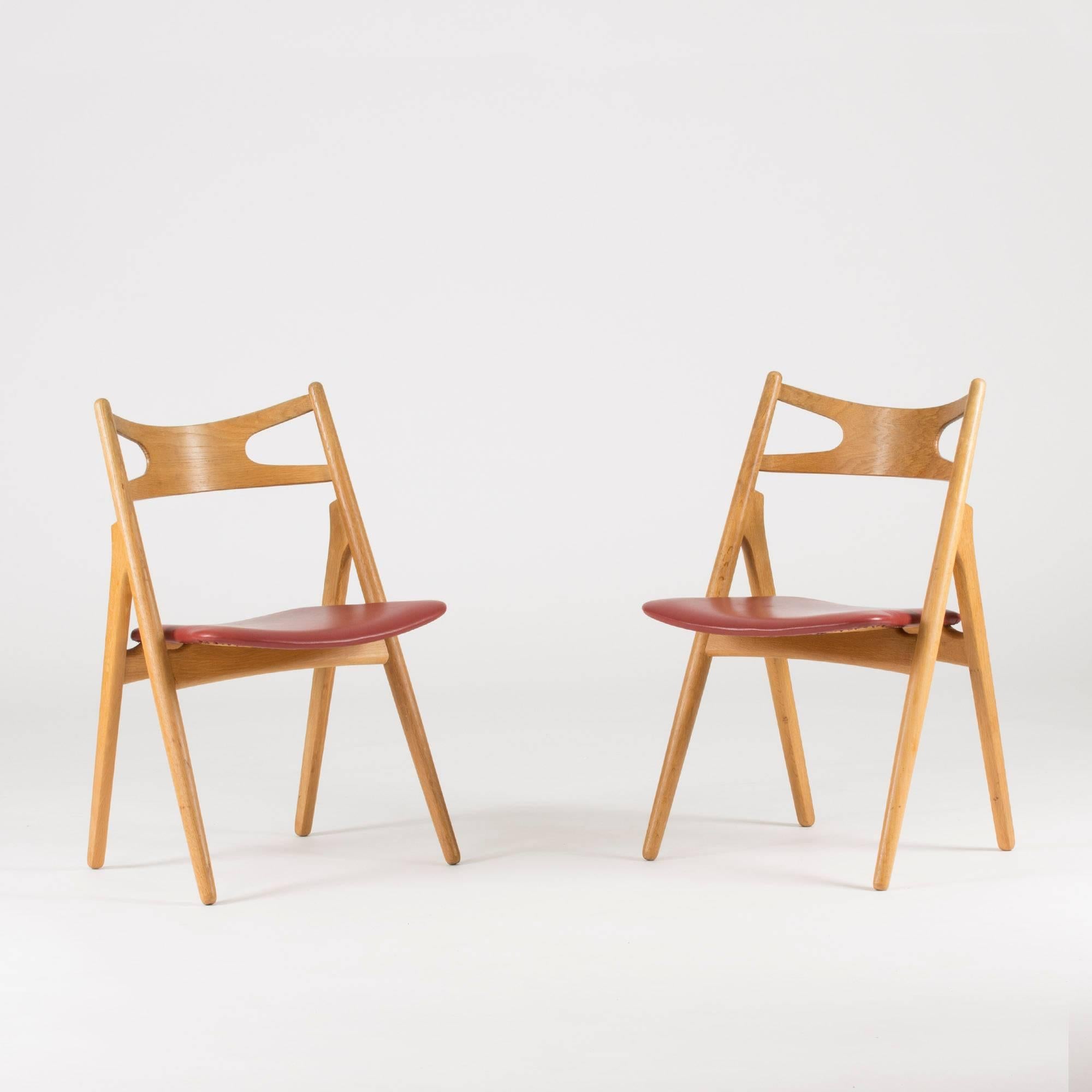 Set of six "Sawbuck" dining chairs by Hans J. Wegner, made of oak and reupholstered with beautiful red vintage leather. Gorgeous chairs with high comfort. Designed in 1952. Manufactured in the 1960s.