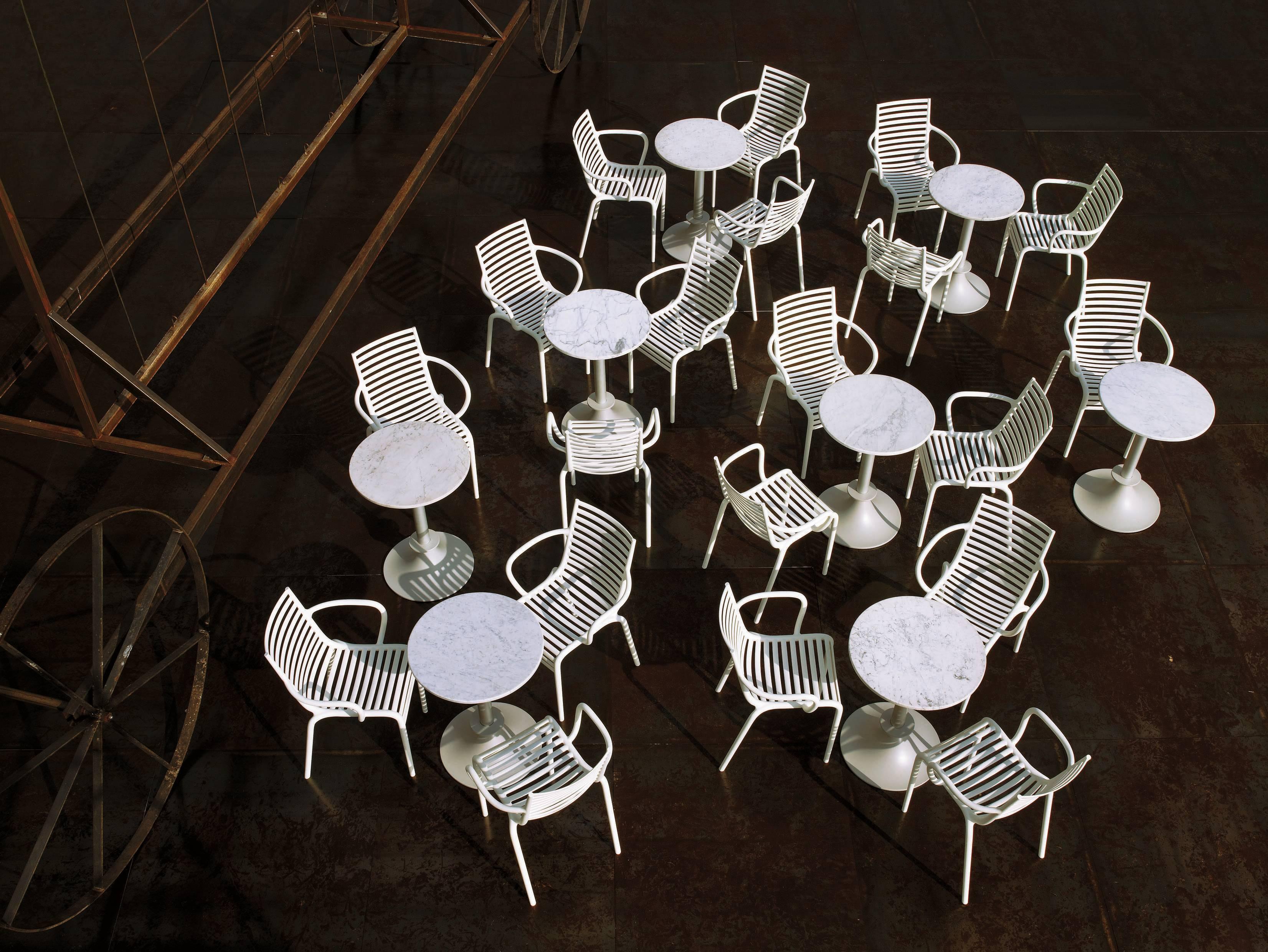 Marbre Tables Lord YI de Philippe Starck, disponibles avec plateau en marbre noir ou blanc en vente