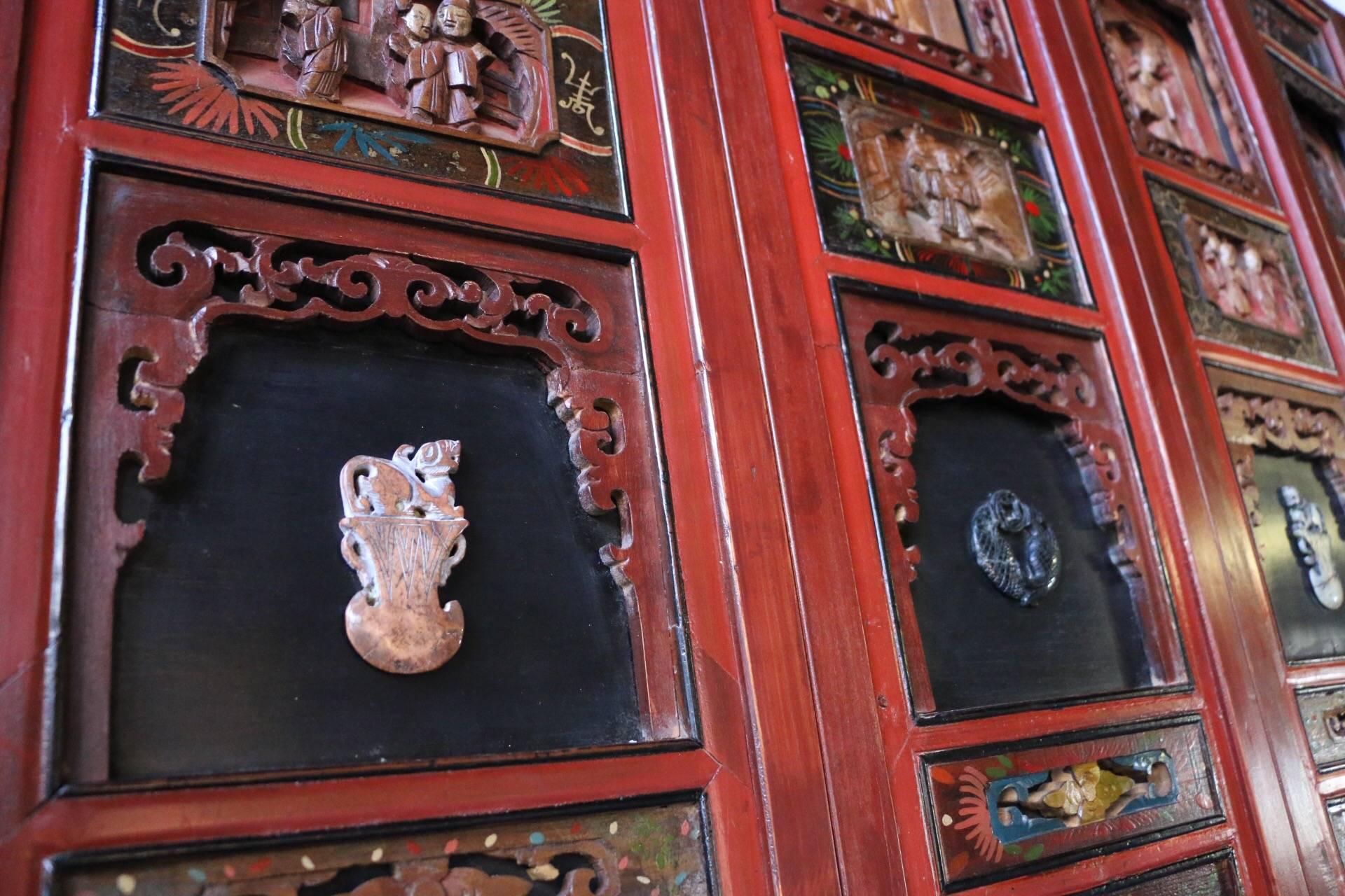 Chinese Carved Lacquered Wood Inset with Hard Stones Nine-Panel Floor Screen 3