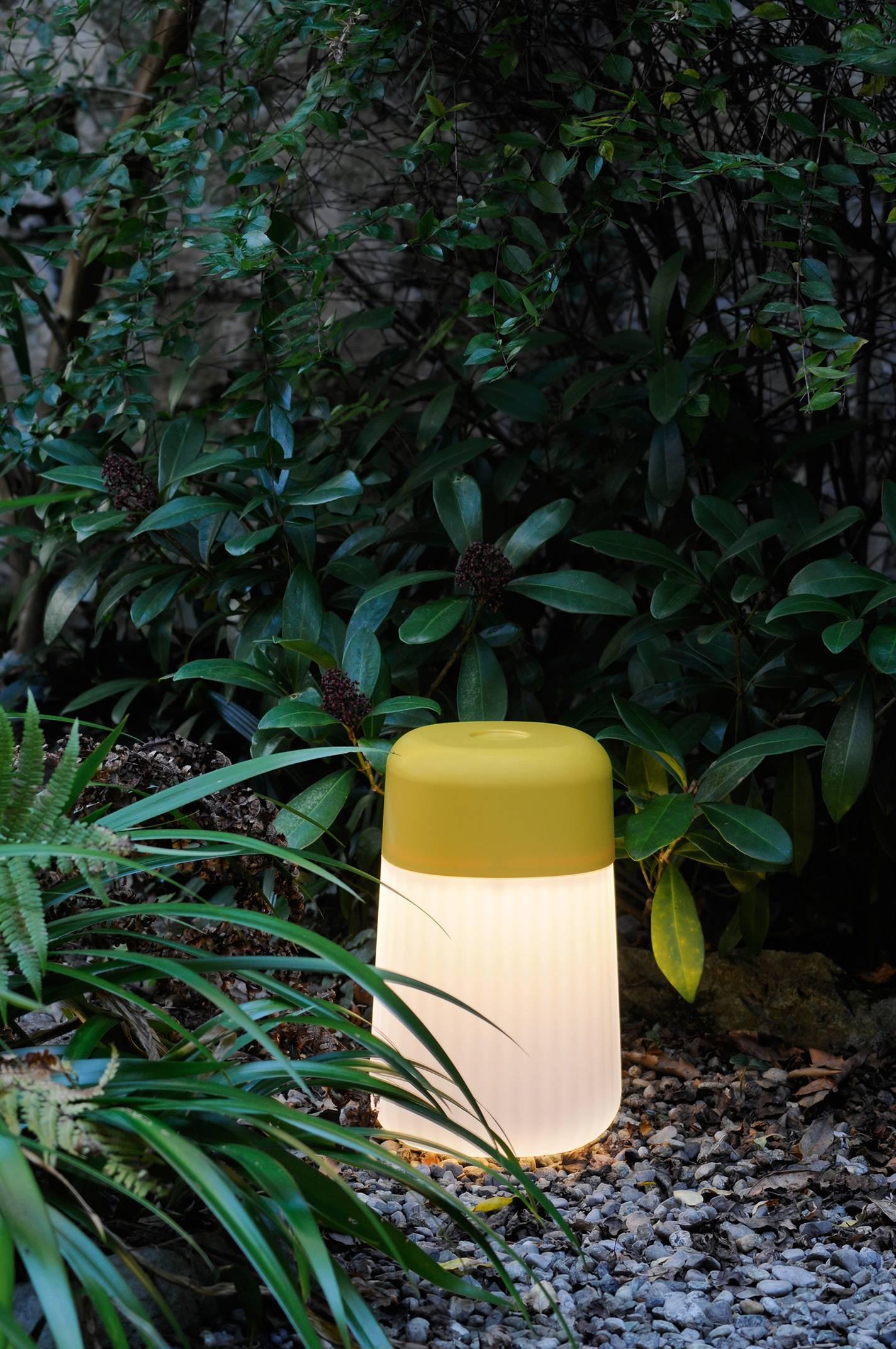 A rechargeable lamp that can easily be moved and placed exactly where
light is needed, with no cables to get in the way. It has a lid, which comes in three different colors and holds the light source. Up to seven hours of autonomy.

Outdoor lamp,