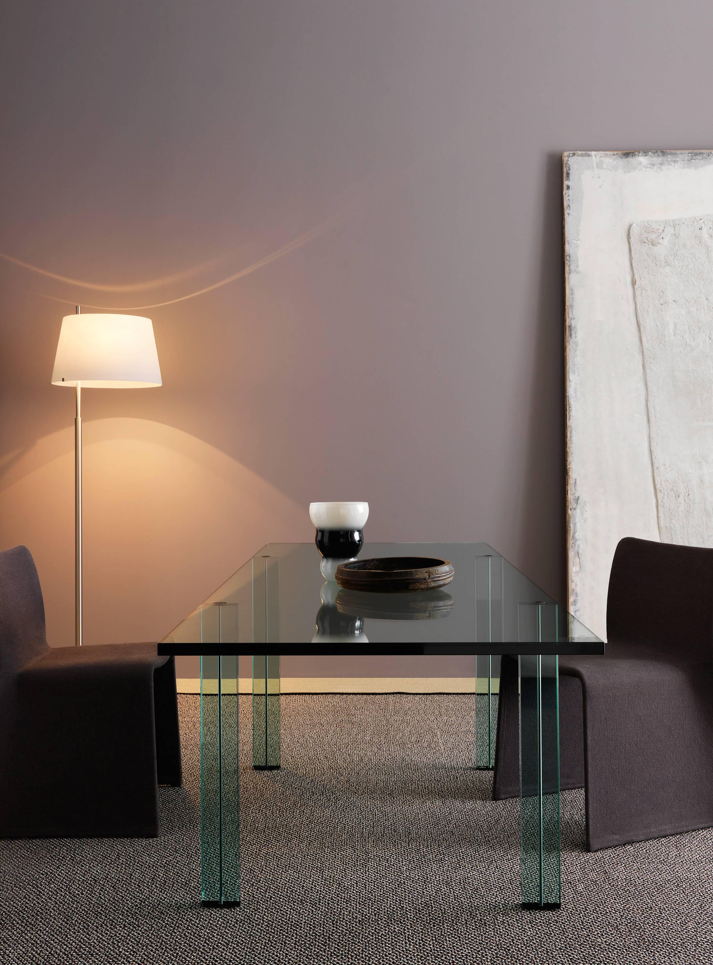 Renzo Piano debütierte mit einer koordinierten Einrichtungslinie für Fontana Arte, bei der nur ein einziges Material verwendet wurde: Glas, Symbol für die Produktionsgeschichte des Unternehmens. Lieferbar in rechteckiger oder runder Form: 2736/13 ø