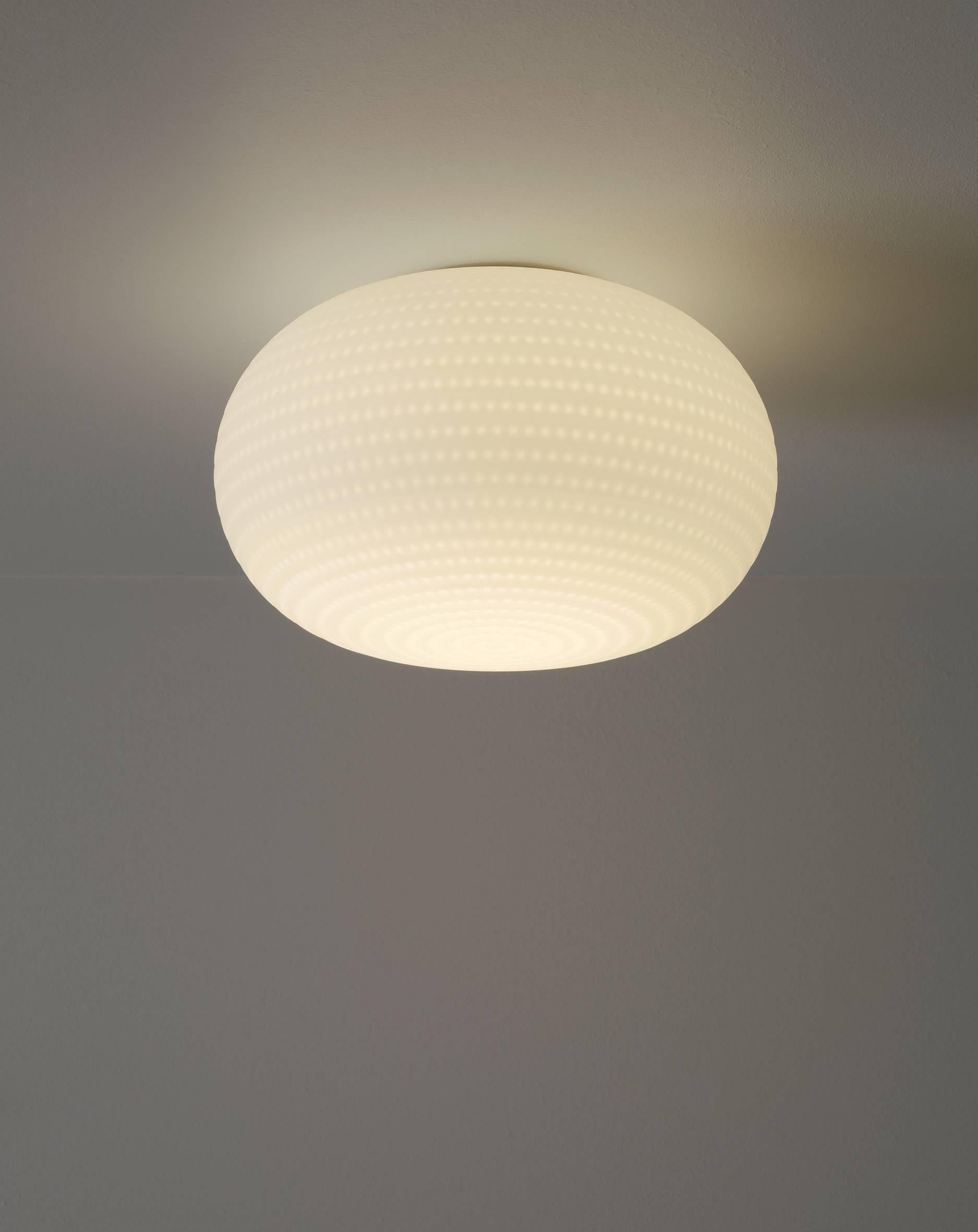 Conçu par Matti Klenell en 2015 et fabriqué par Fontana Arte, le lampadaire Bianca est une famille de lampes avec diffuseur en verre soufflé, comprenant des versions suspension, sol, mur/plafond et table, ces dernières avec ou sans socle. Sa forme