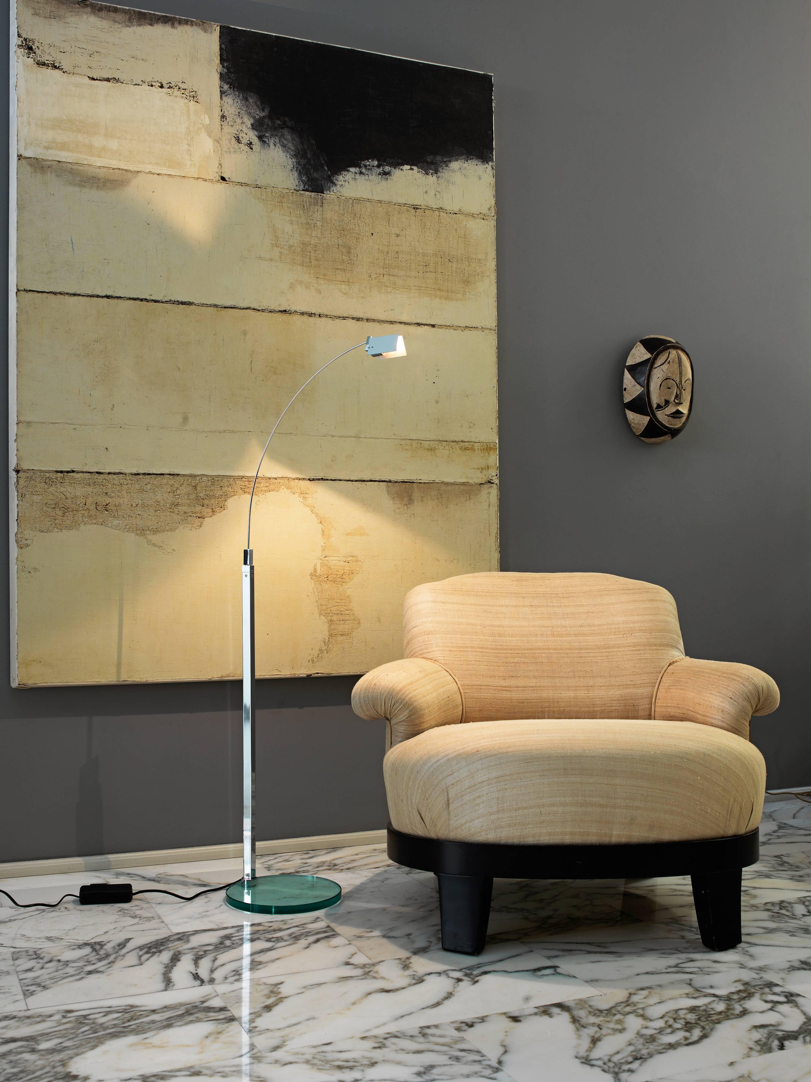 Designed by Alvaro Siza and manufactured by Fontana Arte, the Falena floor lamp is made in chromed metal and designed in 1994. It is a representation of lightness and elegance for this family of lamps designed by Alvaro Siza and available in floor,