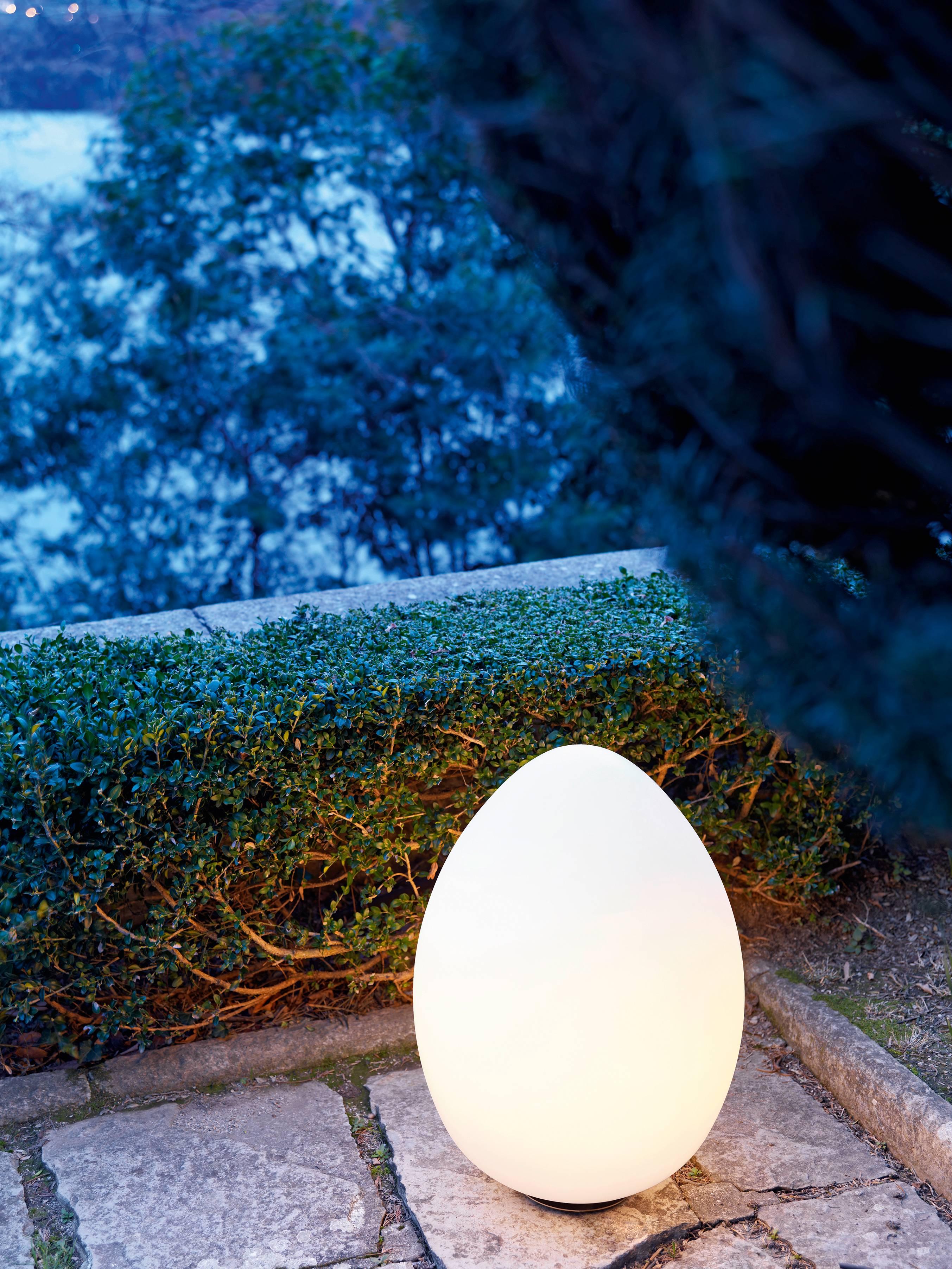 Issue des archives de Fontana Arte, la lampe d'extérieur uovo est réalisée en polyéthylène blanc opalin et conçue en 2008. Cette version extérieure est dotée d'un diffuseur en polyéthylène blanc opalin pour résister aux éléments et peut être