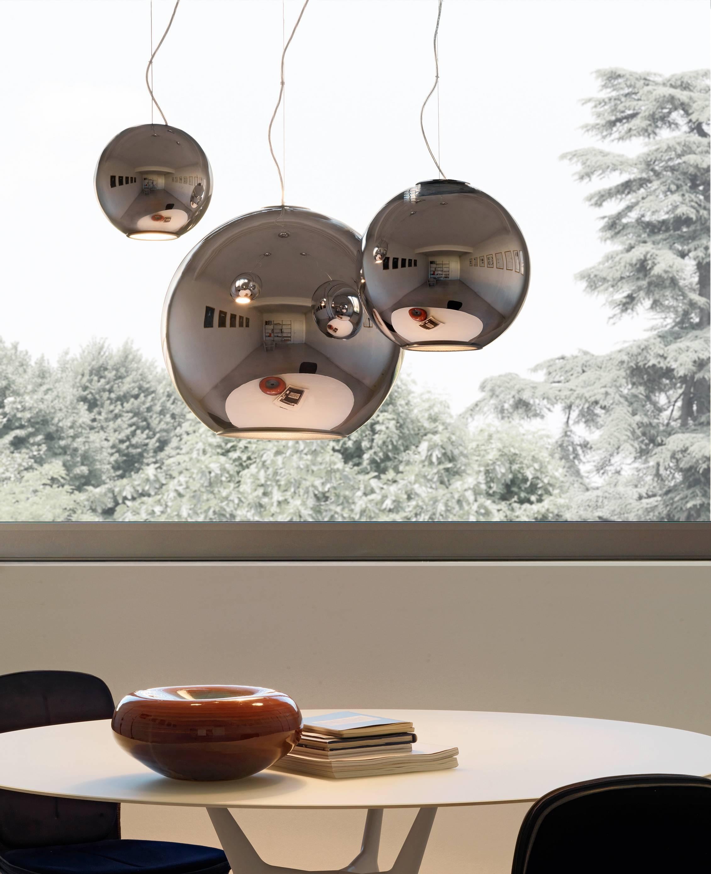 Designed by Roberto Menghi in 1968 and manufactured by Fontana Arte, the Globo di Luce Suspension Lamp is made from blown glass, chrome and metallic copper finishes which enhances the spherical lampshades of this family, available in two different