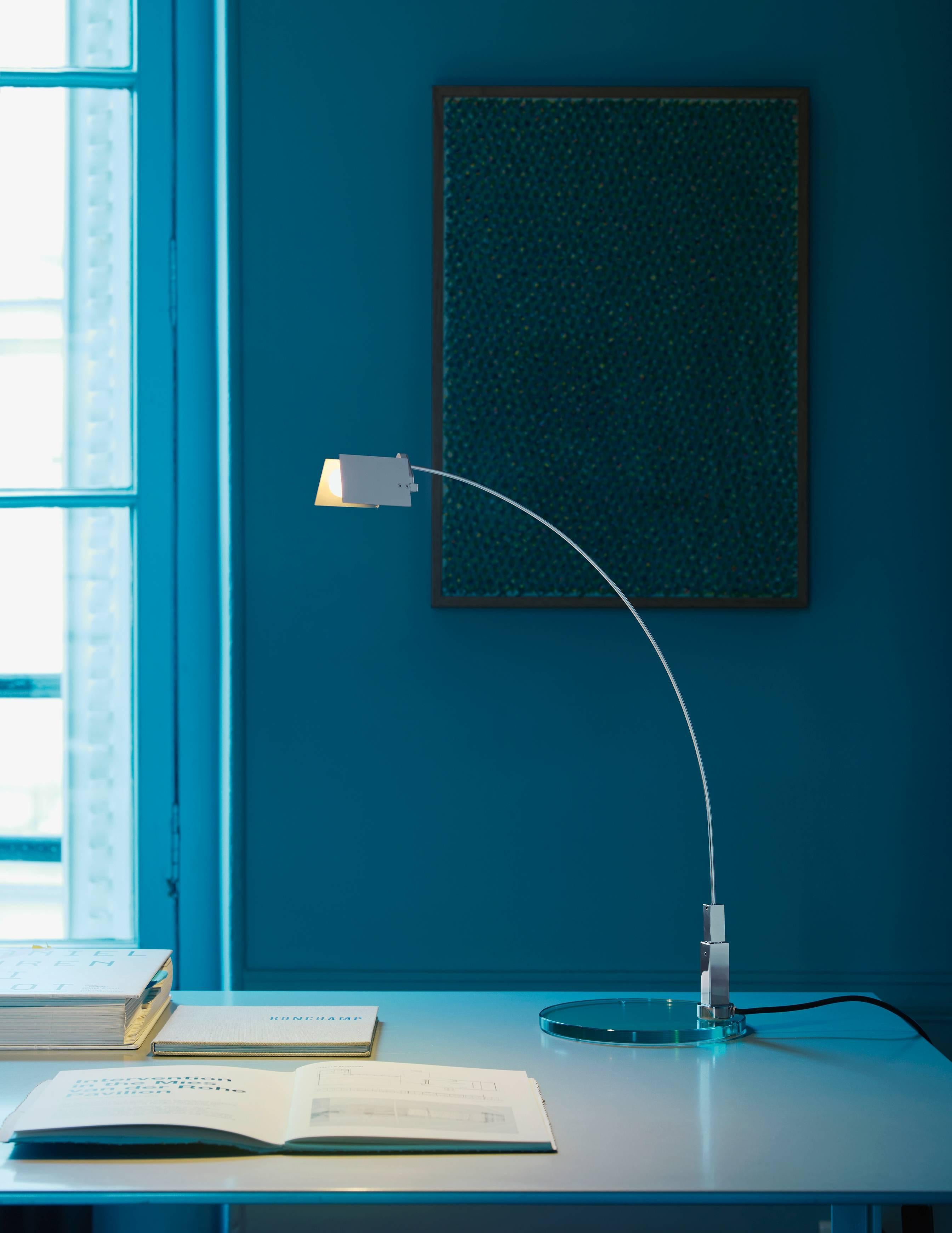 Designed by Alvaro Siza and manufactured by Fontana Arte, the Falena Table Lamp comes in chromed metal, designed in 1994. It is a representation of lightness and elegance for this family of lamps designed by Alvaro Siza and available in floor, table