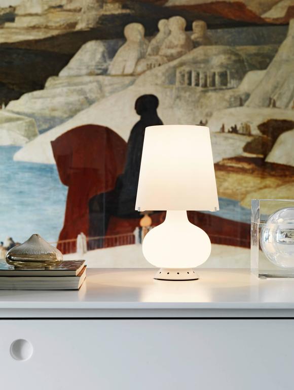 An evergreen, timeless design icon, this is the lampshade par excellence.
A fabulous lamp in frosted white blown glass, an example of the art of master glassmakers, it pays tribute to the creative genius of Max Ingrand.

Table lamp with dual