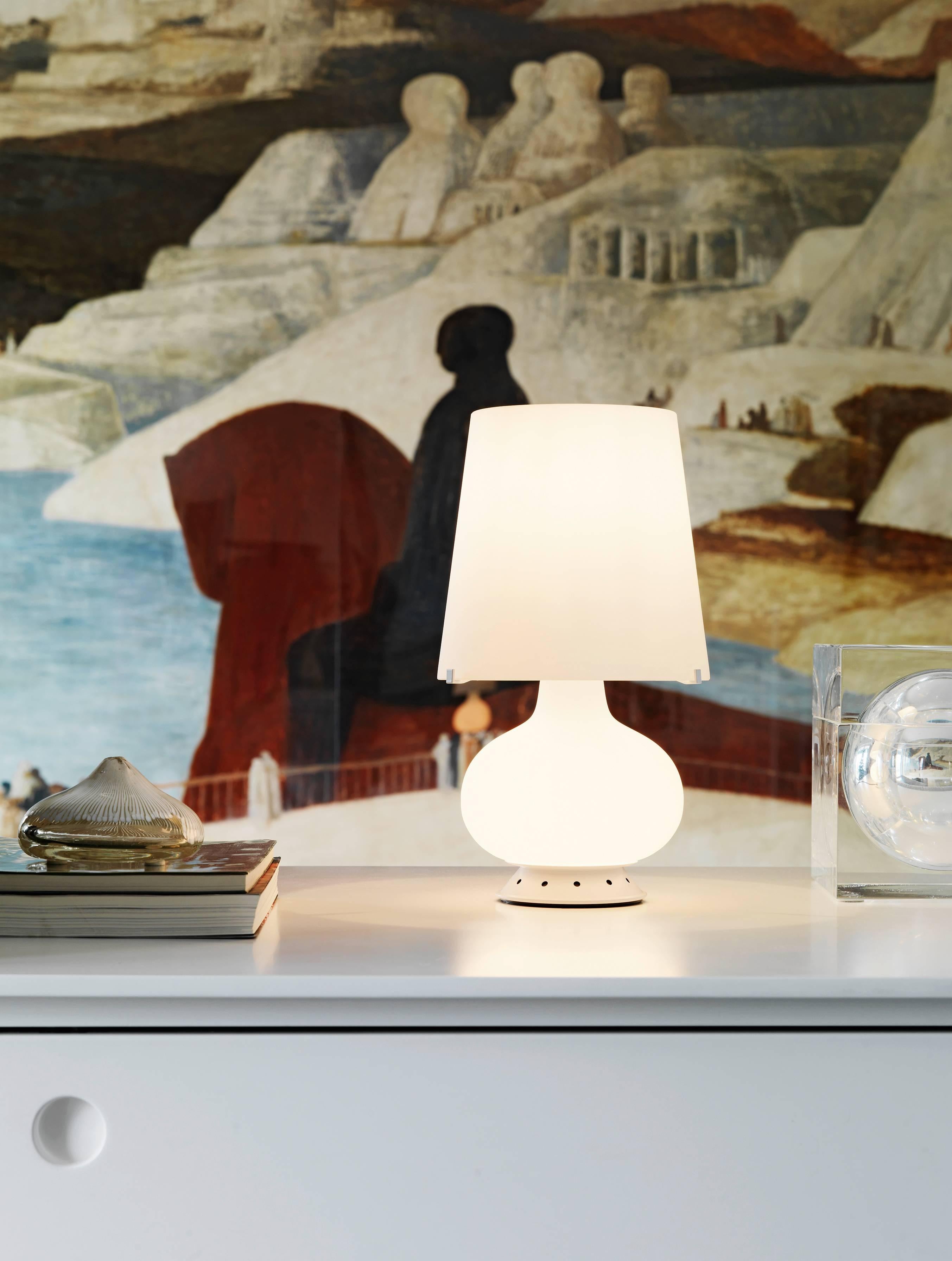 Eine immergrüne, zeitlose Designikone, der Lampenschirm schlechthin.
Diese fabelhafte Lampe aus weißem mundgeblasenem Glas ist ein Beispiel für die Kunst der Glasbläsermeister und eine Hommage an das kreative Genie von Max Ingrand.

Tischleuchte