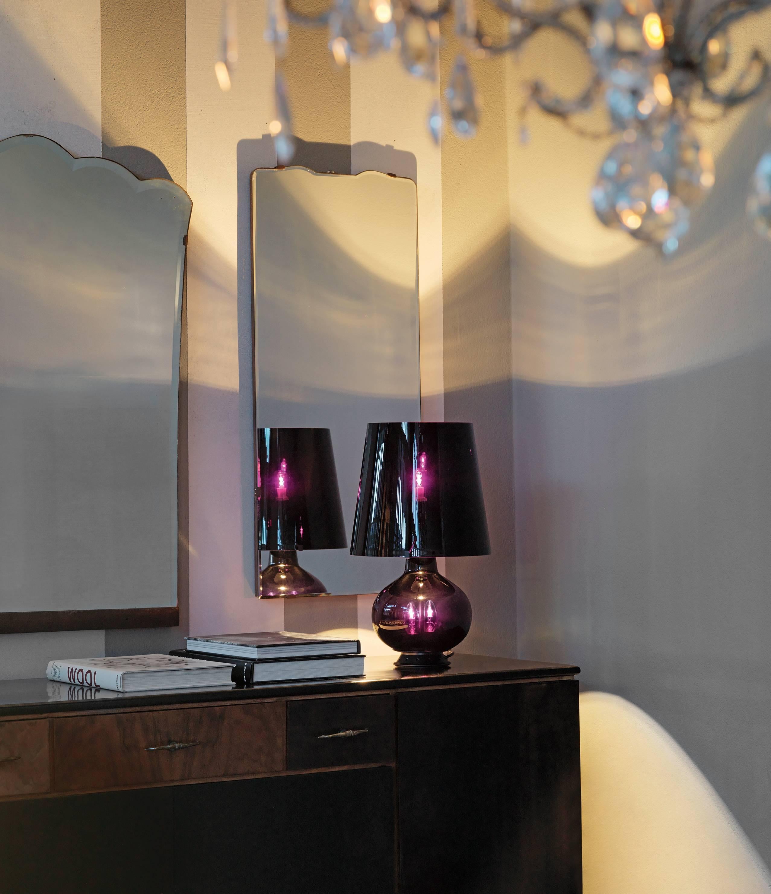 Conçue par Max Ingrand et fabriquée par Fontana Arte, la lampe de table Fontana total black, édition 2014, est un Total Black inhabituel produit en 2014 pour marquer le 60e anniversaire de Fontana. La technique de travail du verre utilisée pour