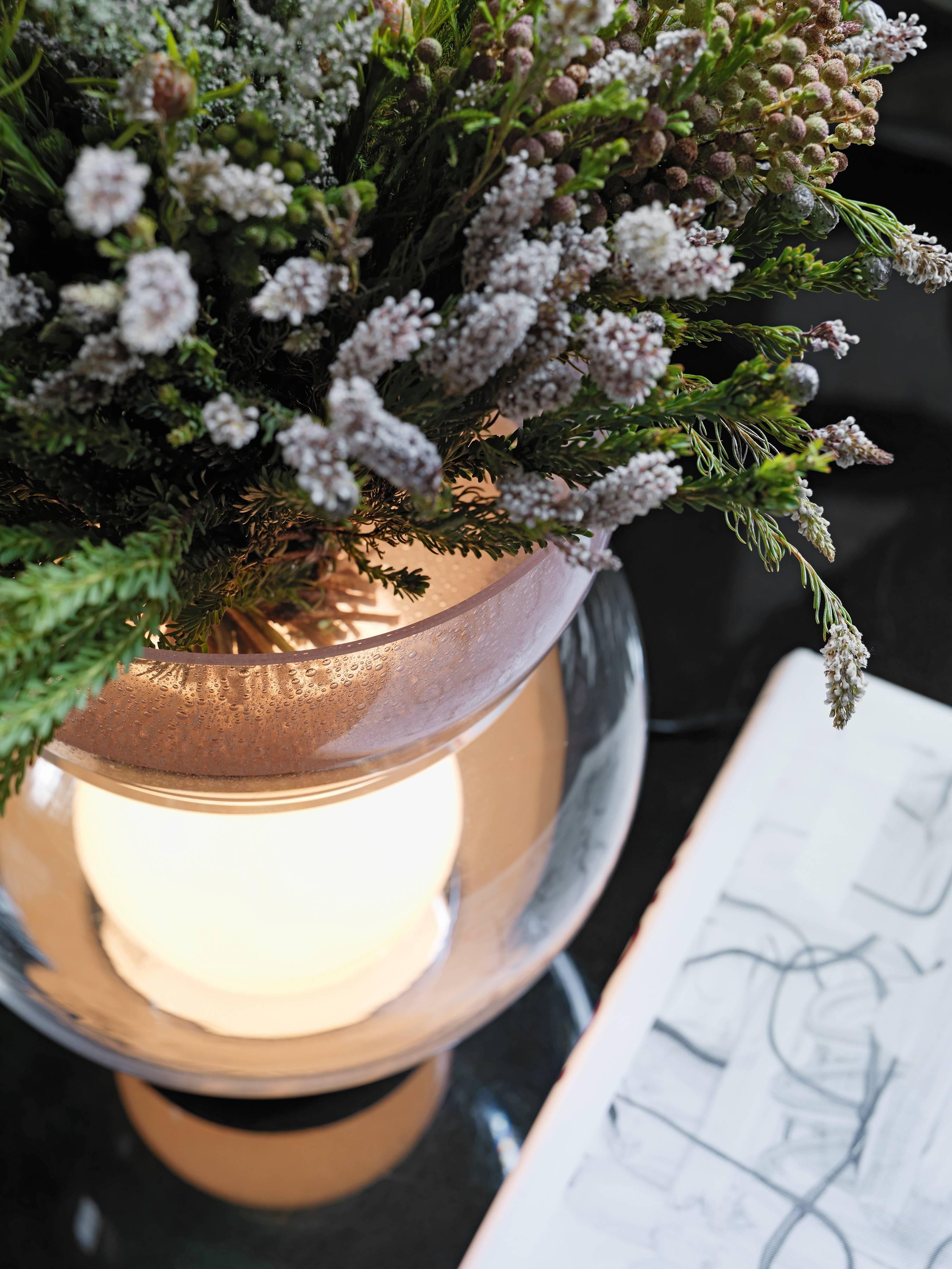 Tischlampe „Giova“ + Blumentopf entworfen von Gae Aulenti für FontanaArte (21. Jahrhundert und zeitgenössisch) im Angebot