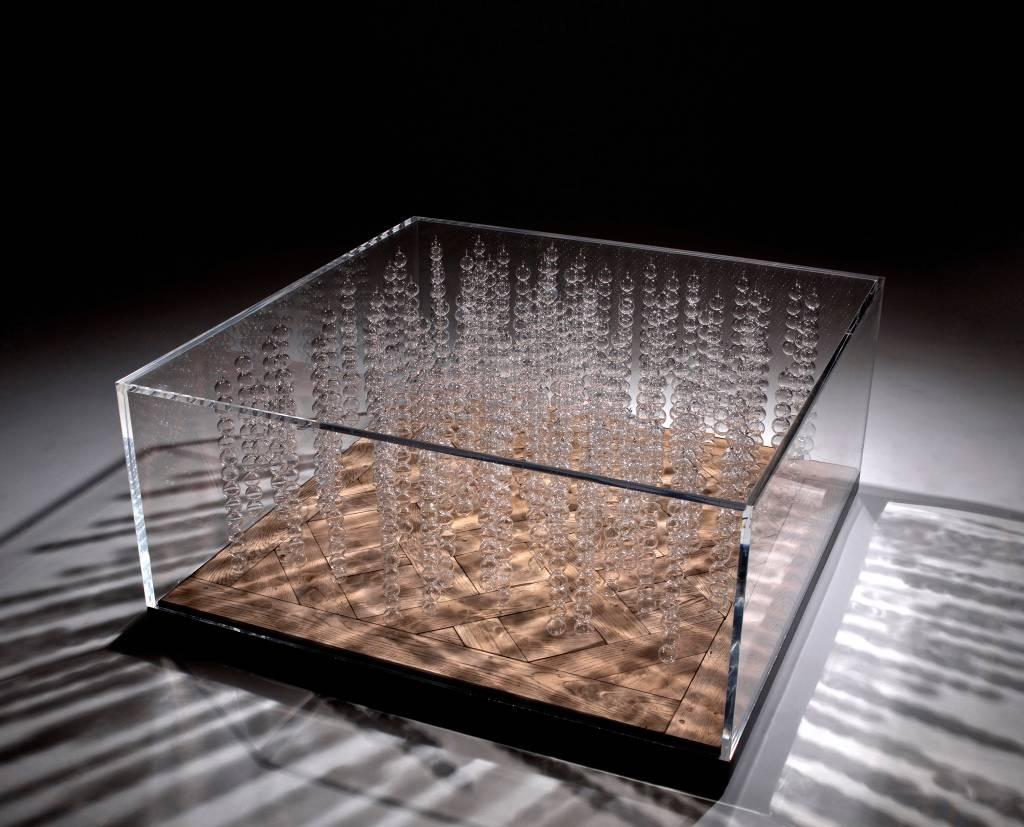 L’O art table by Liana Yaroslavsky
Limited edition of 12

Murano blown glass upon a Versailles parquet floor dotted with LED lights, plexiglass, steel.

Dimensions: 1036 x 1036 x 475 mm.