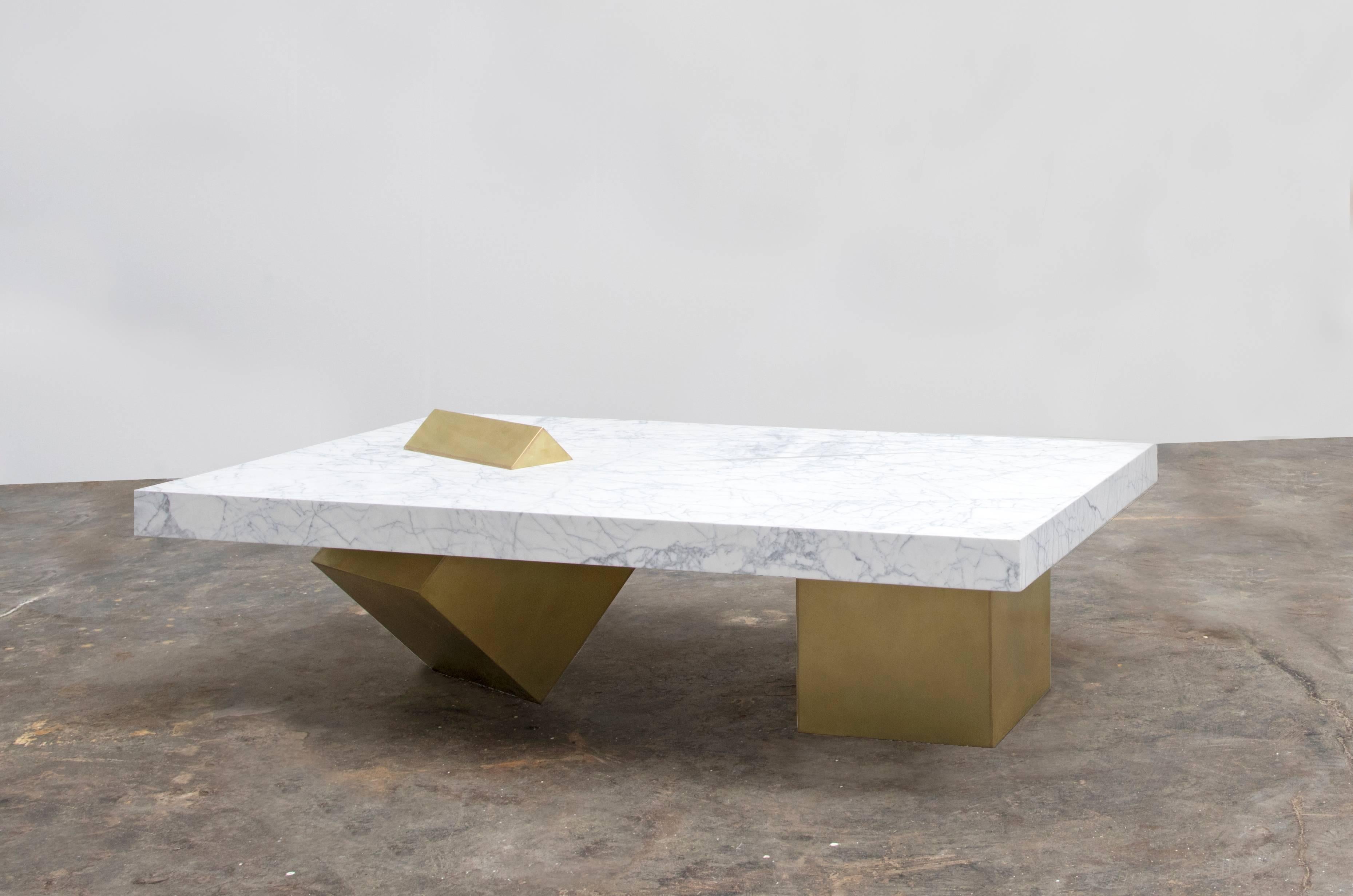 Américain Table basse Coexist en marbre et laiton conçue par Arielle Assouline-Lichten en vente