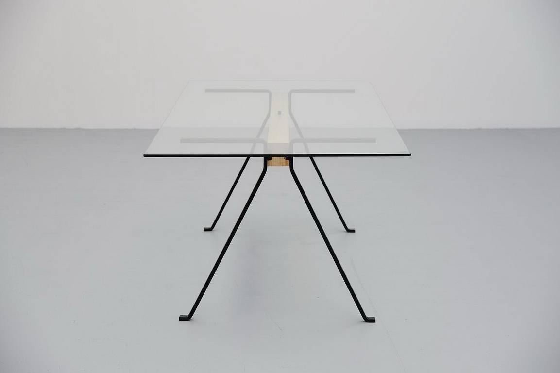 italien Table en bois de tilleul et acier avec plateau en verre trempé « Frame » de E. Mari pour Driade en vente