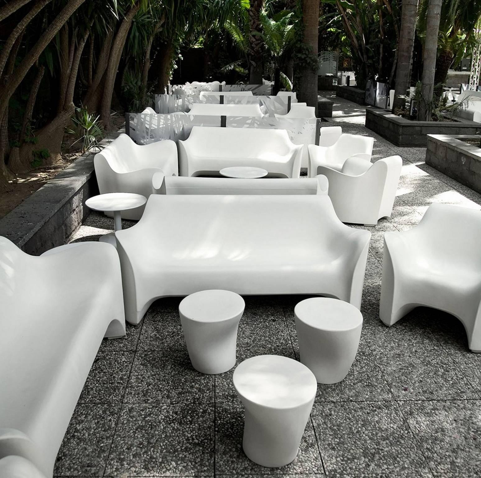 Weißer oder schwarzer Monobloc niedriger Tisch oder Hocker „Tokyo-Pop“ von T. Yoshioka für Driade im Zustand „Neu“ im Angebot in Brooklyn, NY