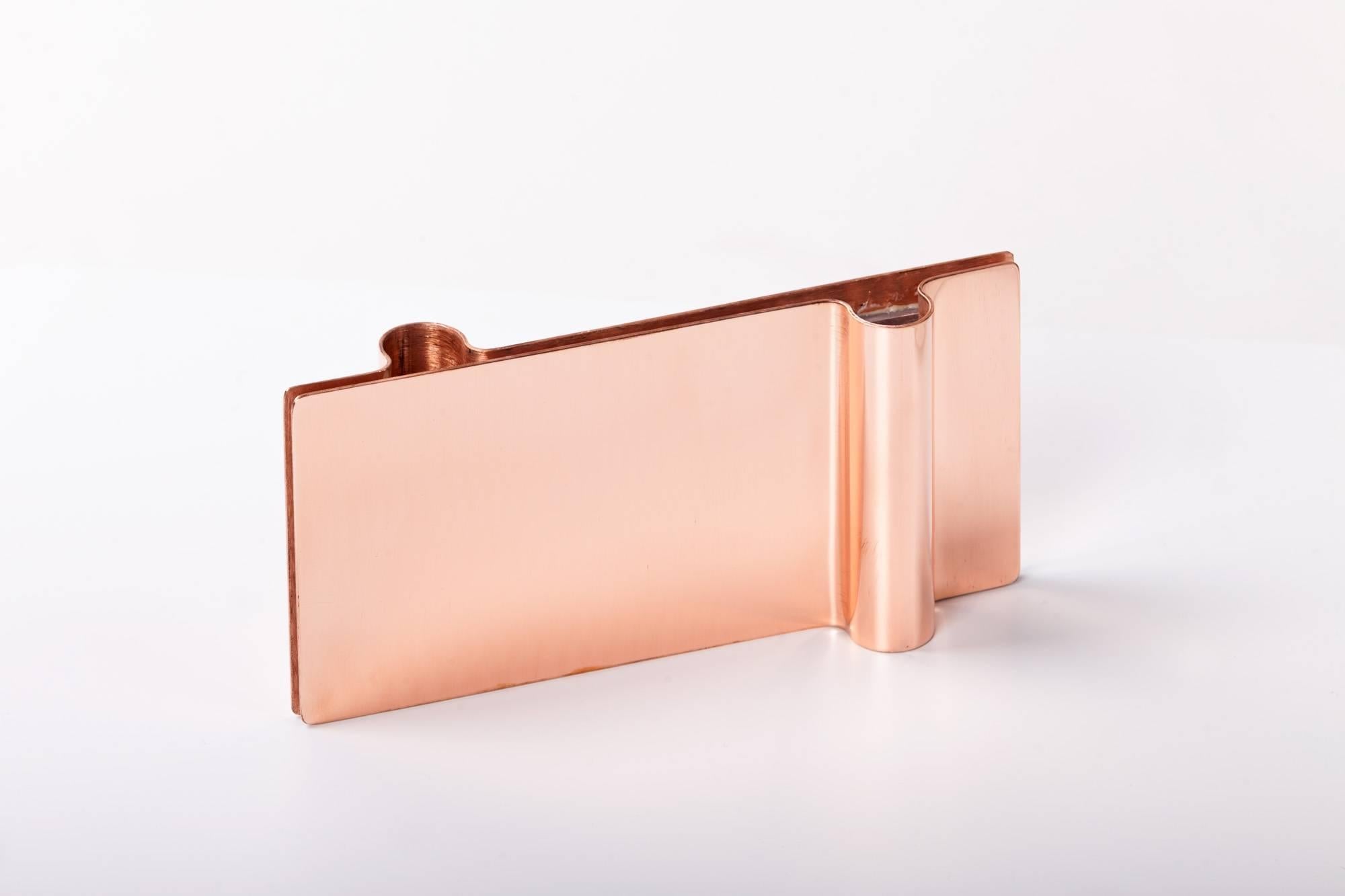 Folio candleholders are available in copper, brass or stainless steel. Its spontaneous oxidation will appear with time and is due to its natural finishings.
The structure is made by pairing a 2mm sheets of natural copper, brass or stainless steel.