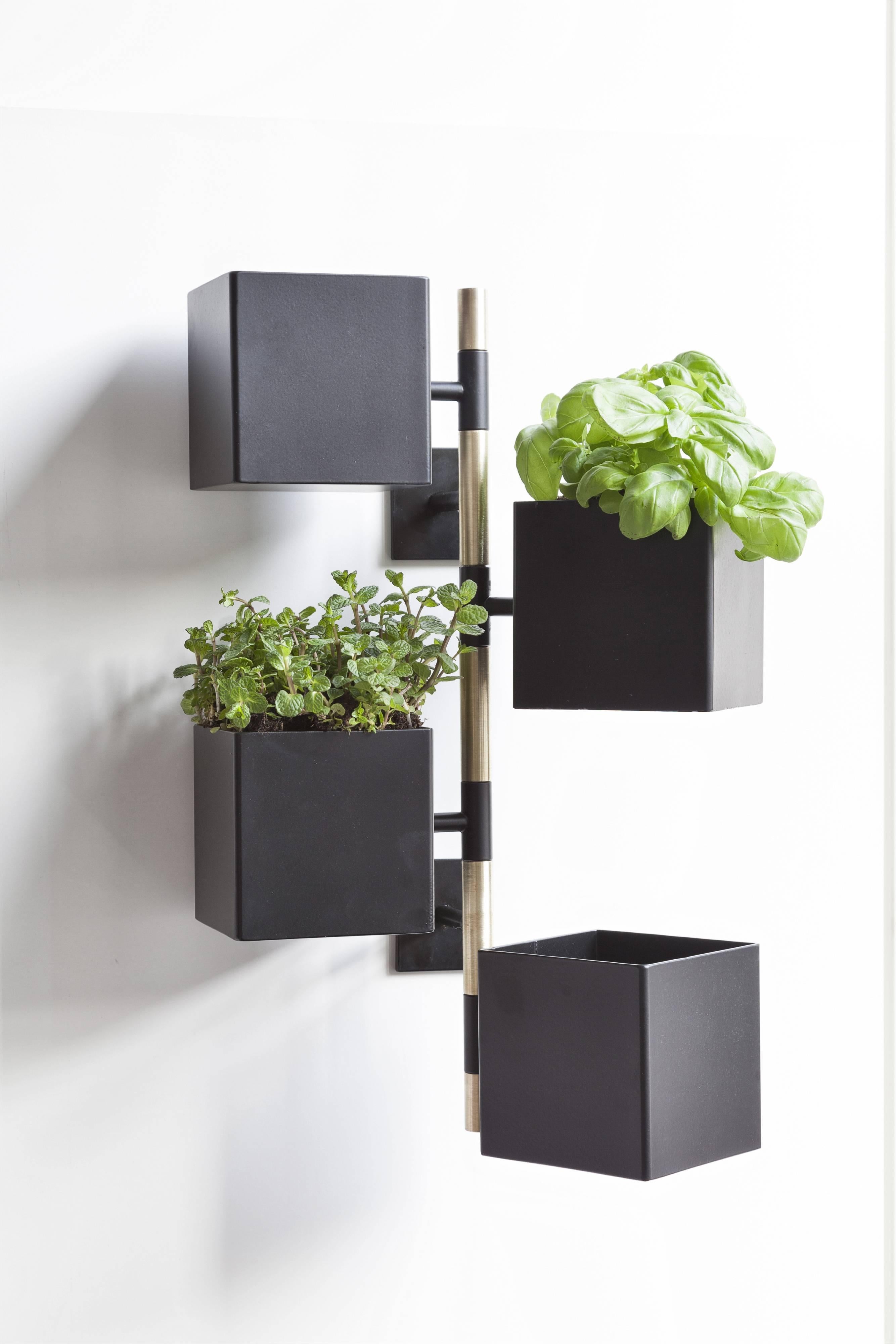 Pochette Is a multifunctional container that can hold small objects such as keys, glasses, phones. It can also be used as vertical garden to place vases and small plants. It is composed by revolving boxes around a vertical axis to be fixed to the
