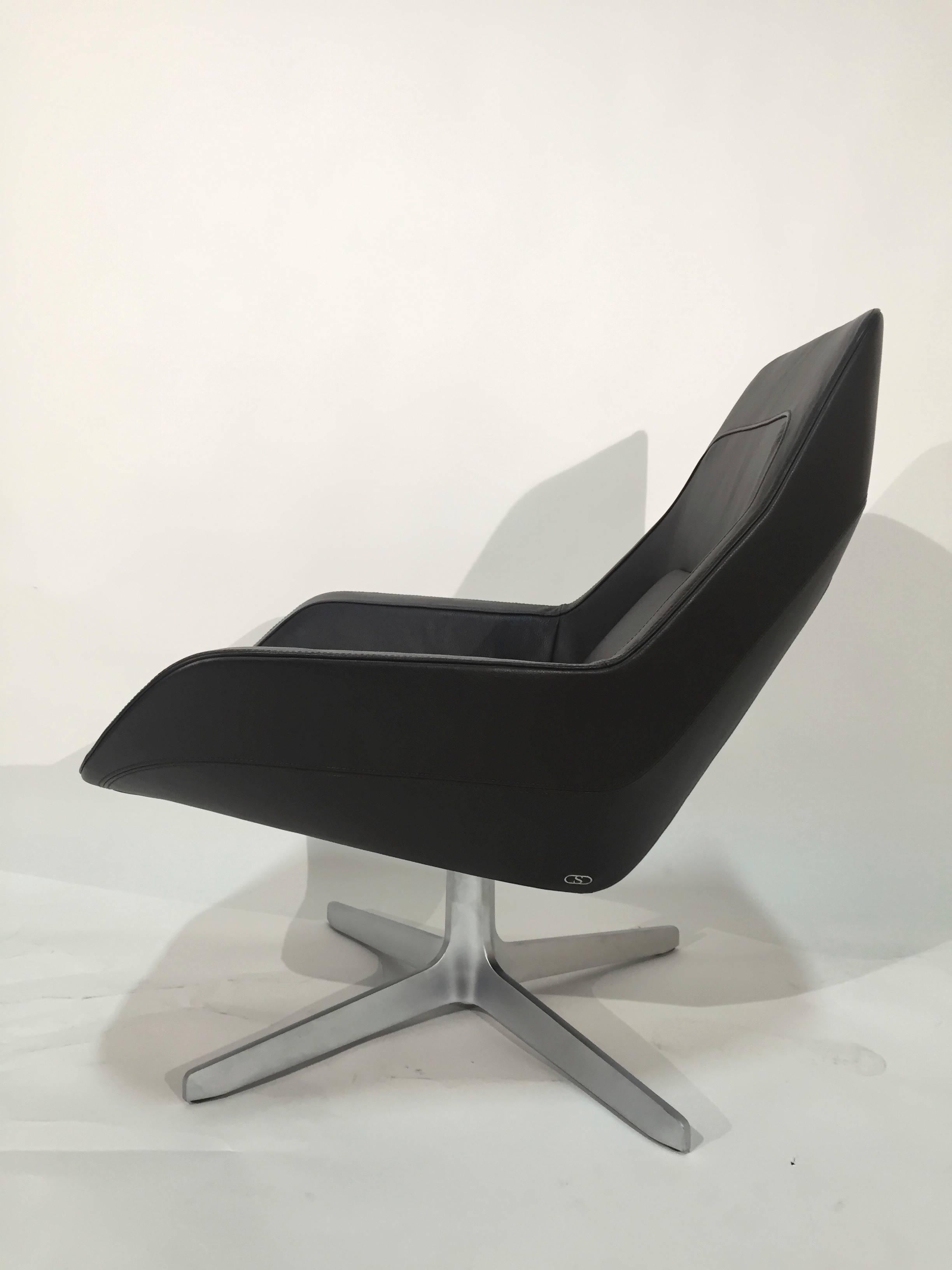 De Sede DS-144 armchair in leather select cigarro.

Designed by Werner Aisslinger.
Two-fold polyurethane frame, polished aluminum base, swivel function.

Dimensions:
Width 29 in,
height 33 in,
depth 33 in,
seat height 15 in,
armrest height