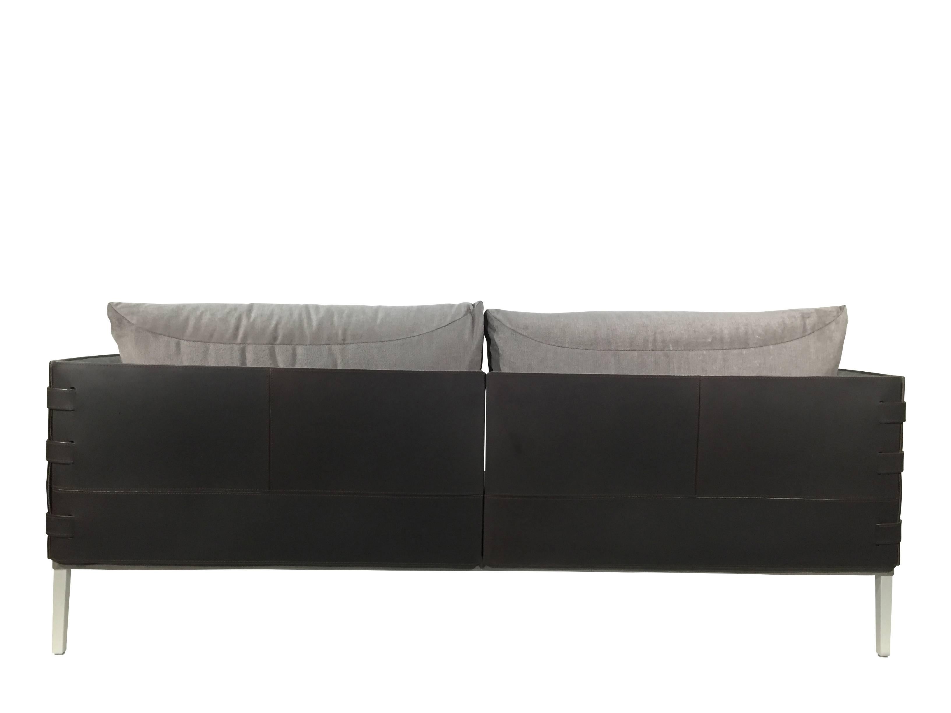De Sede DS-333/123 sofa in fabric/saddle leather artisano cigarro combo

Sofa with steel tubular frame with integrated webbing, legs in polished aluminum. Seat and back cushions in fabric greenwood, back in saddle leather artisano