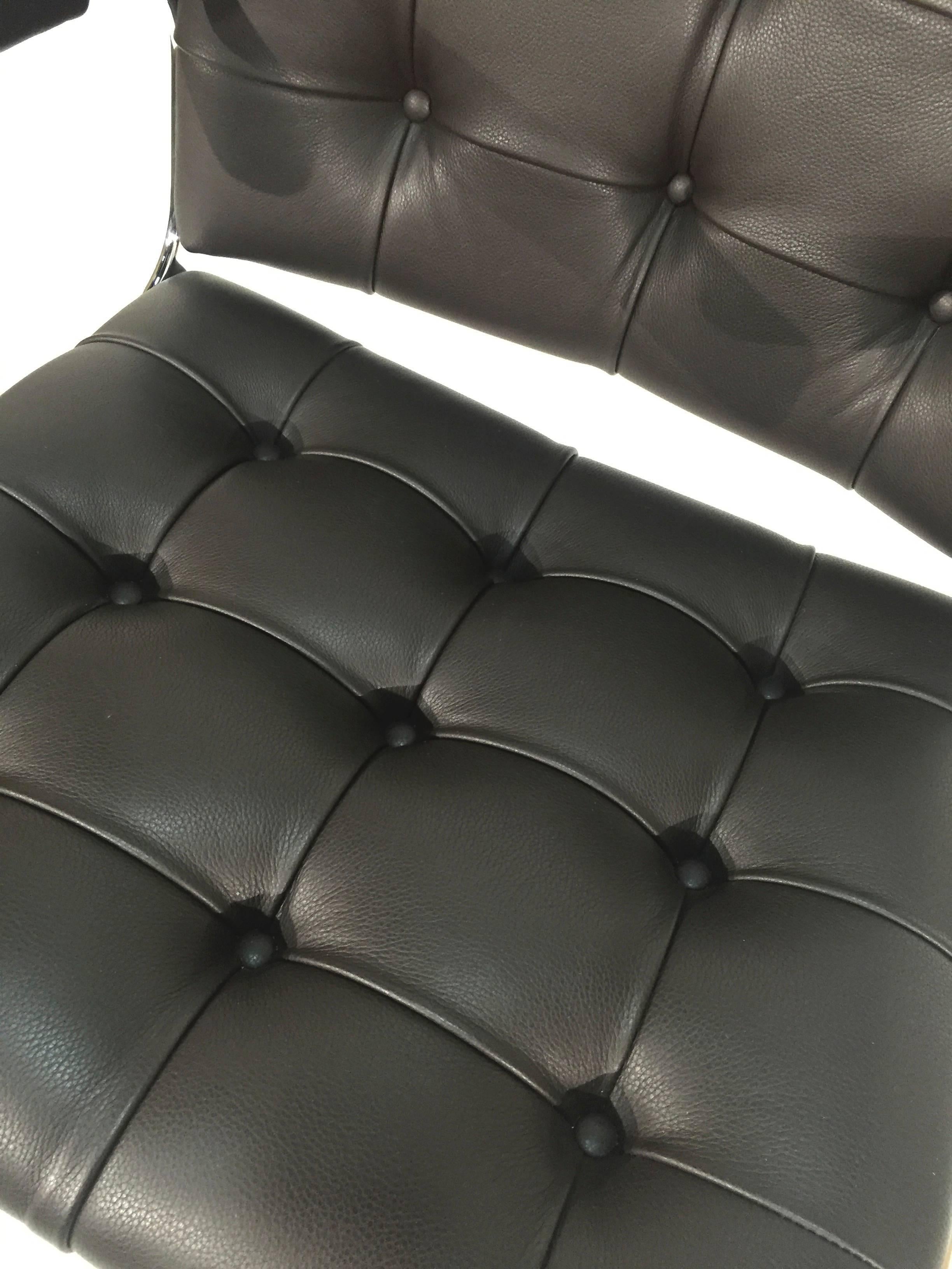 De Sede RH-305/02 armchair in leather select cigarro.

Cantilever armchair, oval steel tubing construction in polished aluminium.
Tufted cover with buttons, back with piping.

Dimensions:
Width 23 in,
height 30 in,
depth 24 in,
seat height