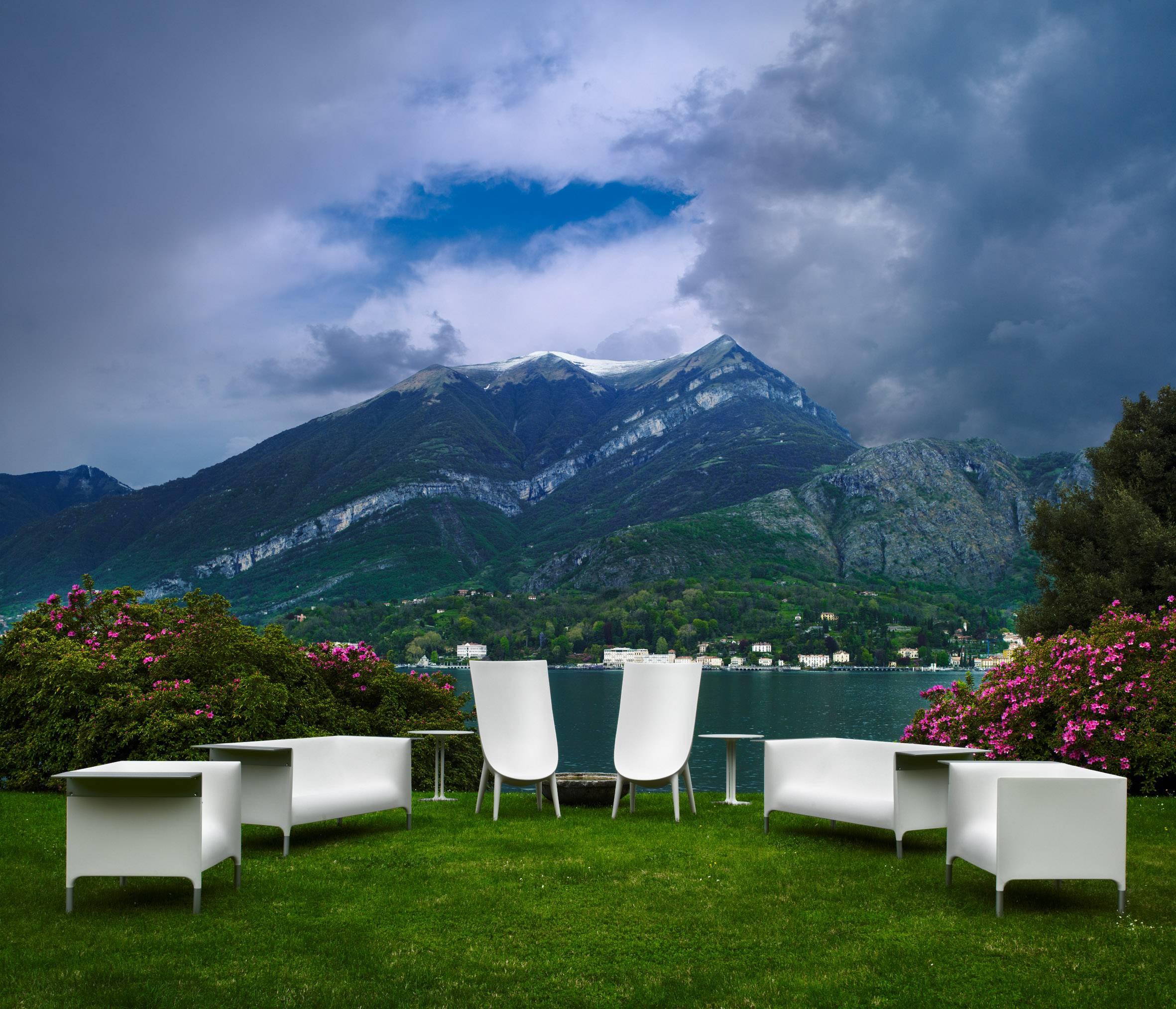 Poltrona monoblocco in bianco e nero 
