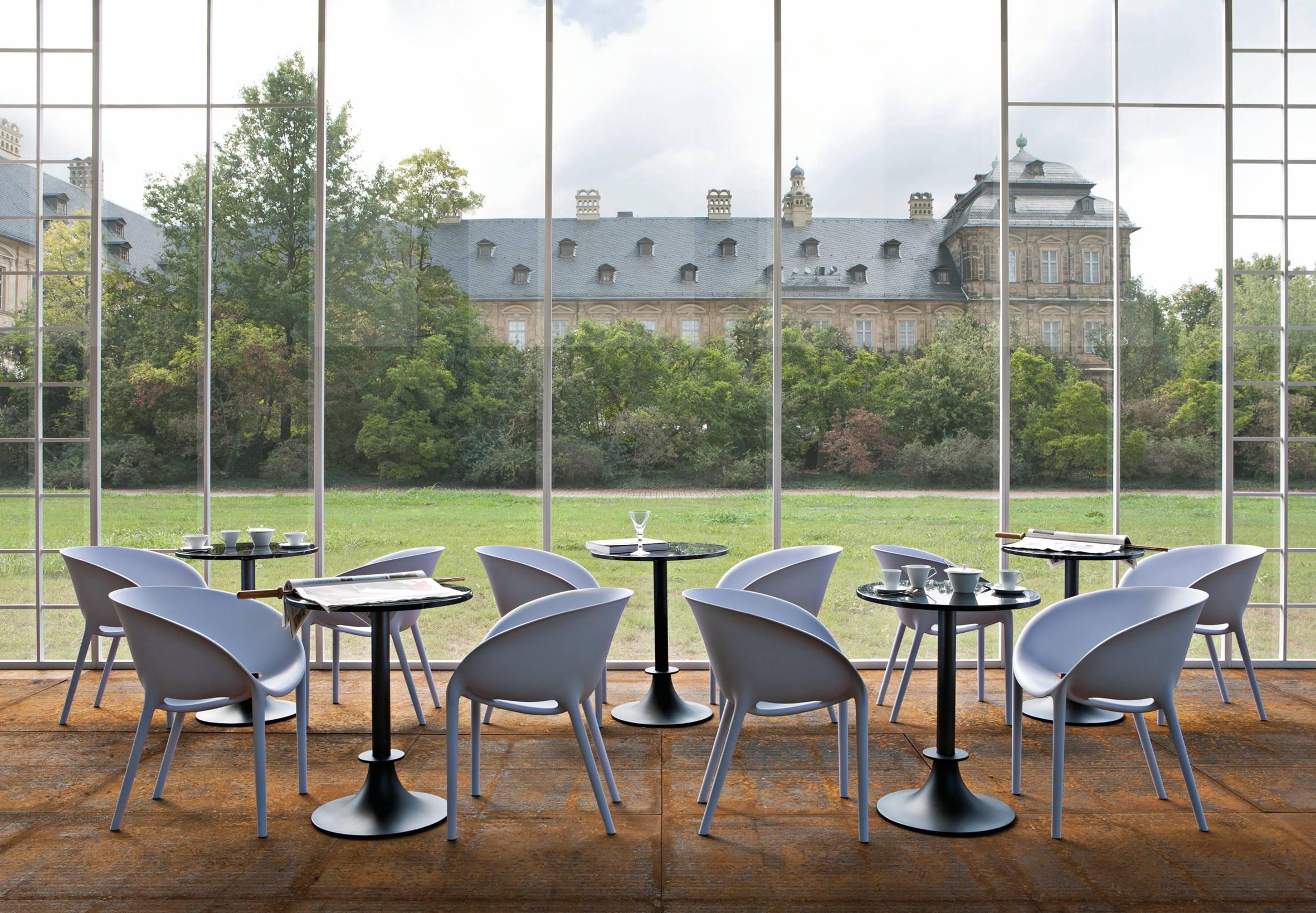 Tables Lord YI de Philippe Starck, disponibles avec plateau en marbre noir ou blanc en vente 1