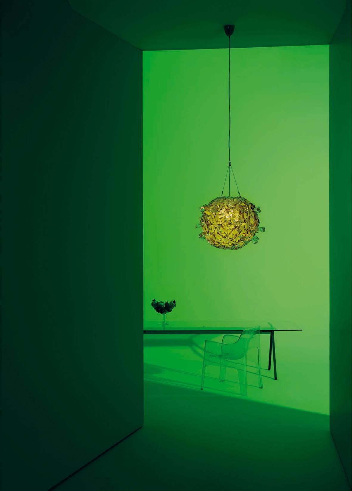 Norma lamp by Borek Sipek for Driade.

Suspension lamp. Brass structure with gilded leaves and transparent blown glass elements. Works with a fluorescent central lamp 23W E27 220V, Included.