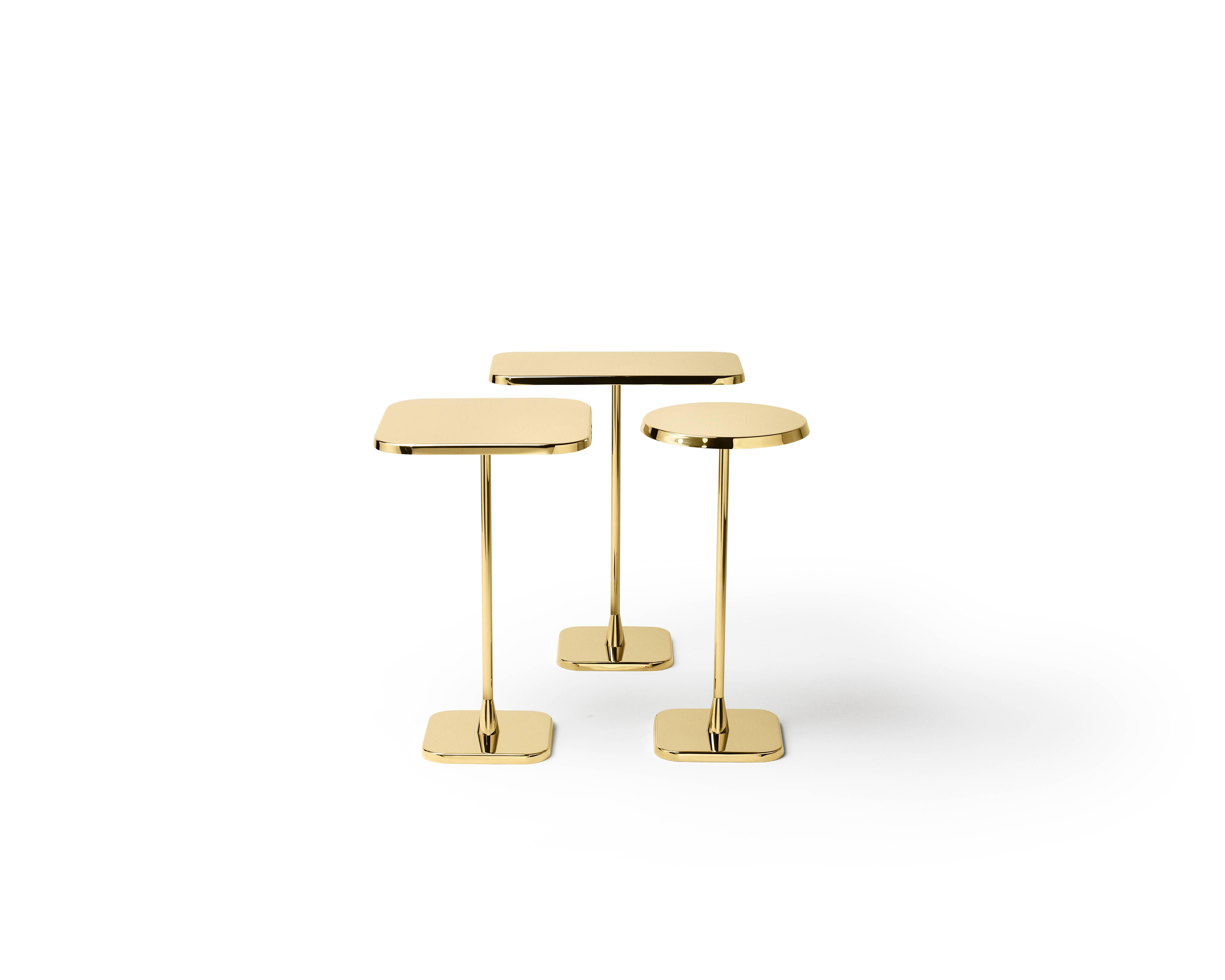 Table d'appoint en acier inoxydable avec finition en laiton poli.

Dimensions : 35 x 35 x 45H cm
